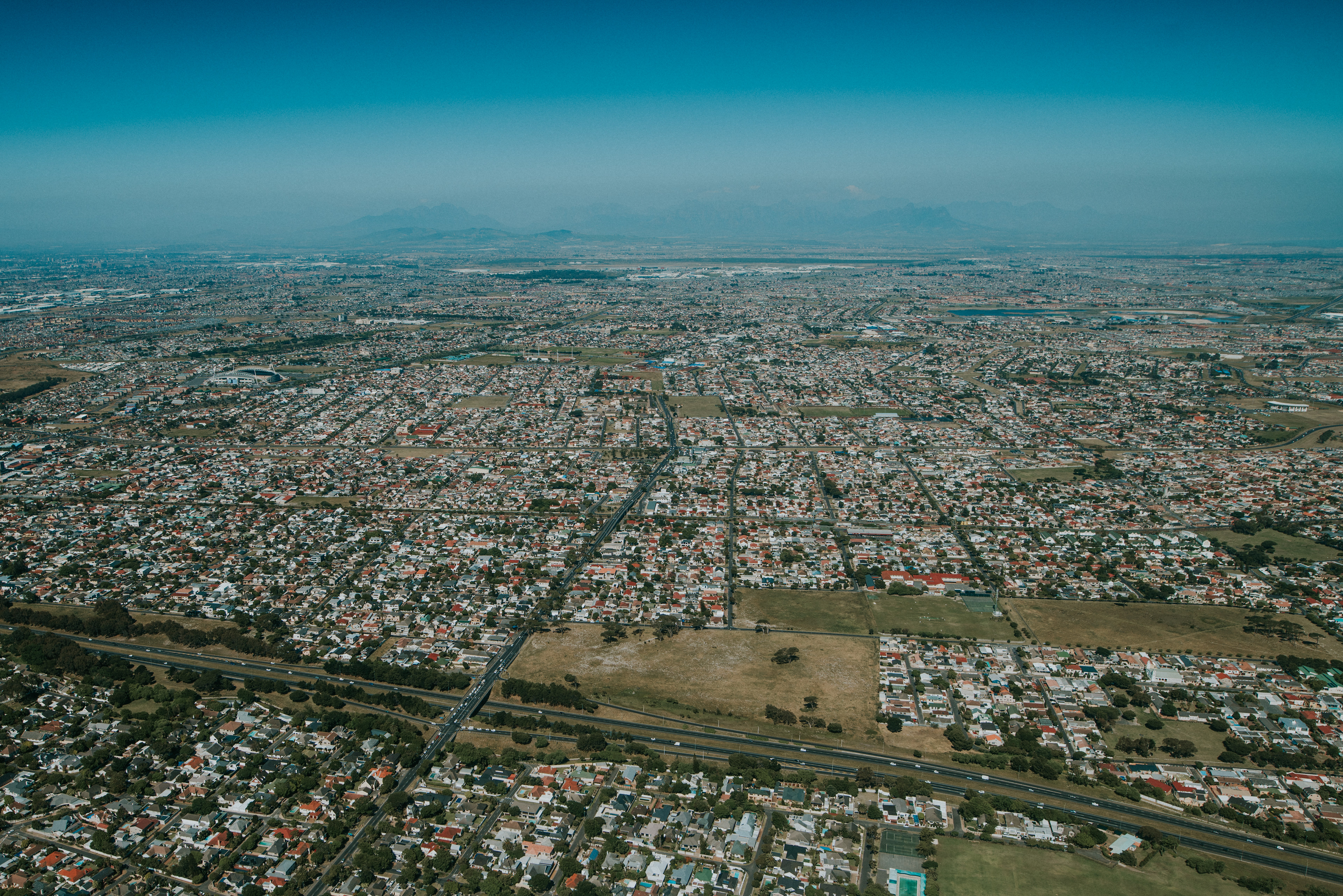 Luftaufnahme der berühmten Clifton Beaches aus einem Sport Helicopters-Helikopter.
