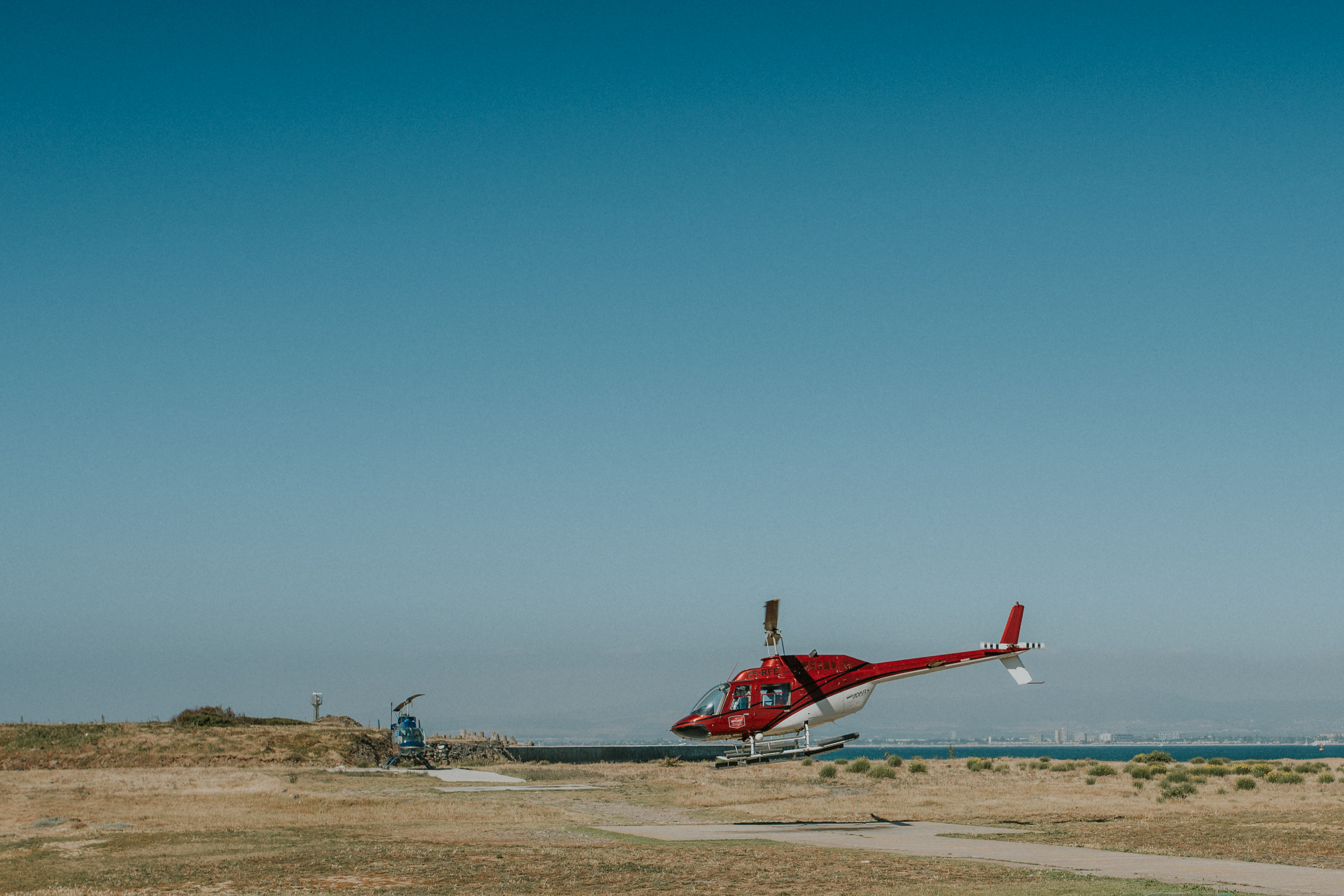 Startender Sport Helicopters-Hubschrauber vom V&A Waterfront-Hubschrauberlandeplatz in Kapstadt.