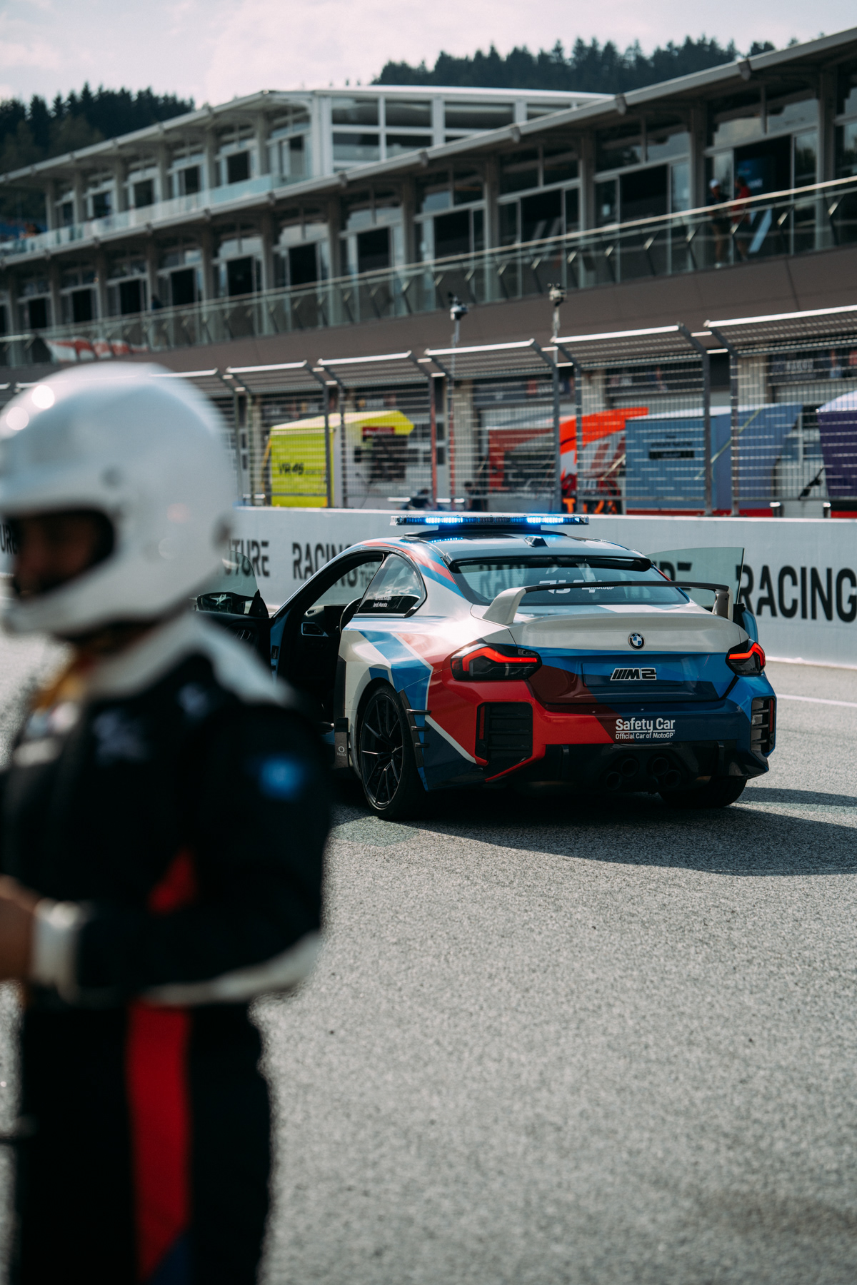 BMW Safety Car auf der Rennstrecke, bereit für den Einsatz im Motorsport.