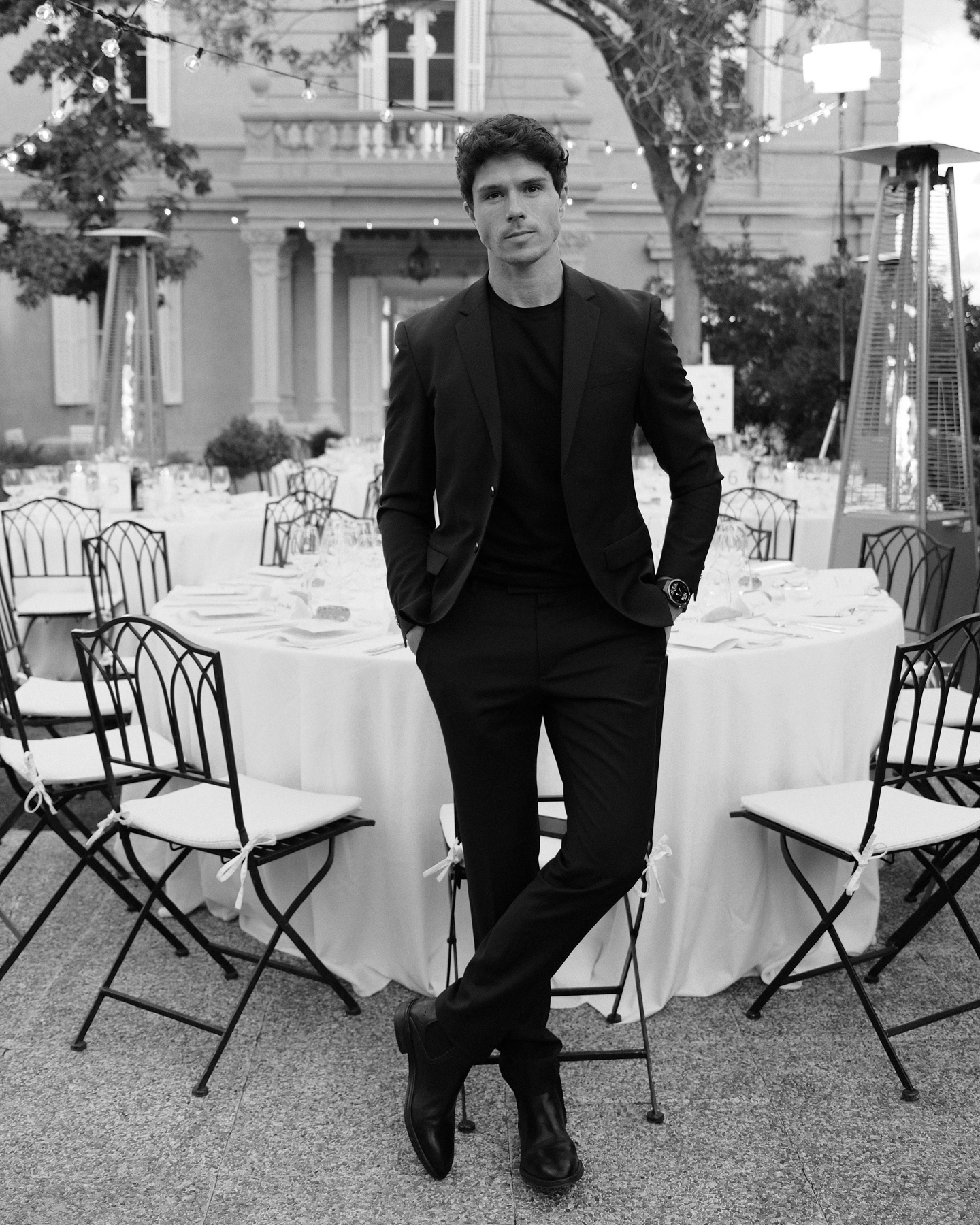 Konstantin Krayer beim exklusiven Huawei-Abend-Event in Barcelona, stilvoll in eleganter Atmosphäre.