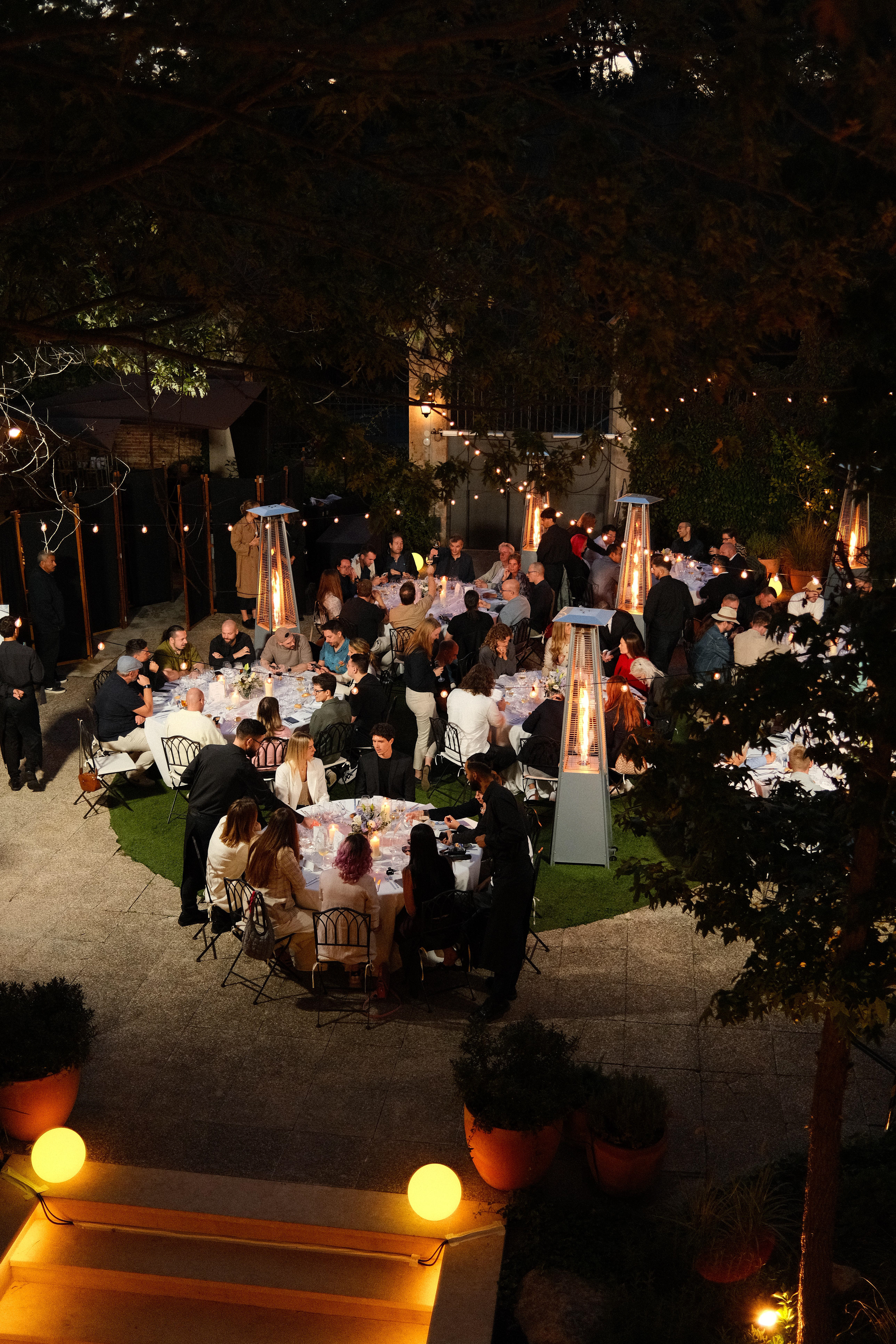 Stimmungsvolle Abendkulisse – gedeckte Tische und sanfte Beleuchtung beim Huawei-Event.