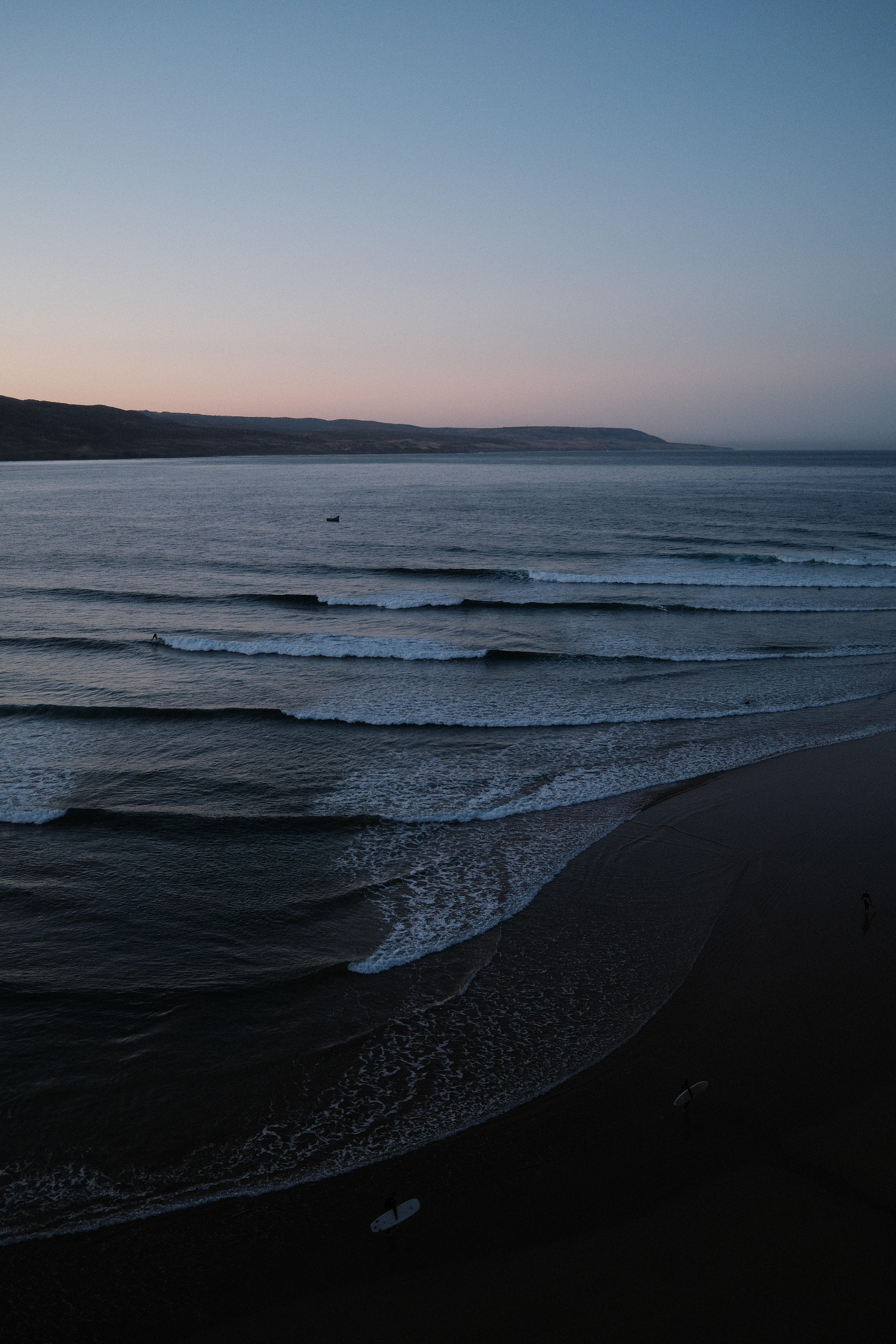 Panoramablick auf das weite, ruhige Meer unter klarem Himmel.