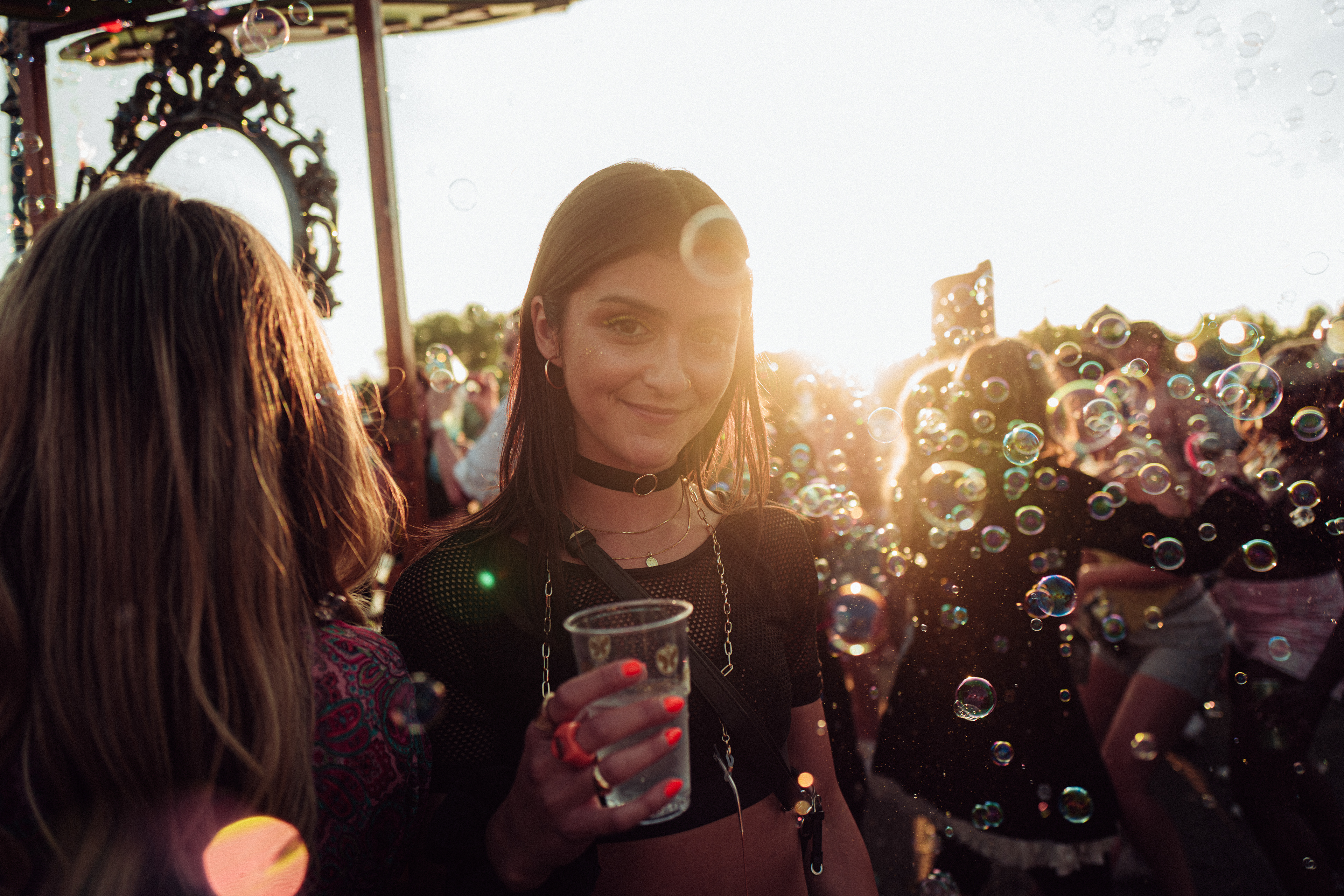 Tomorrowland Girl in goldenem Licht – Sonnenuntergang taucht das Festival in eine magische Atmosphäre.