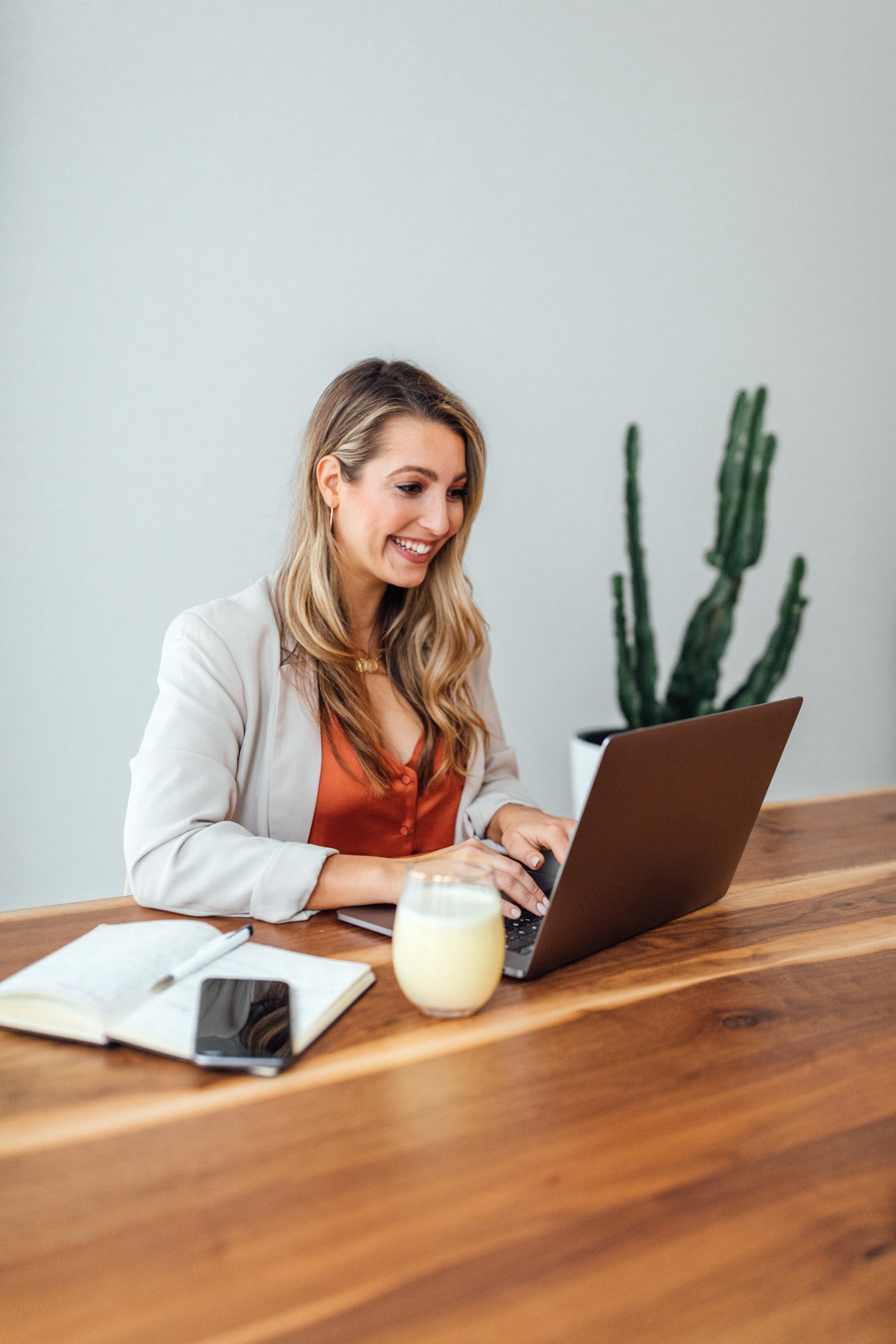 Sportliche Frau trinkt Almased-Shake nach dem Training – gesunde Ernährung und Fitness vereint.