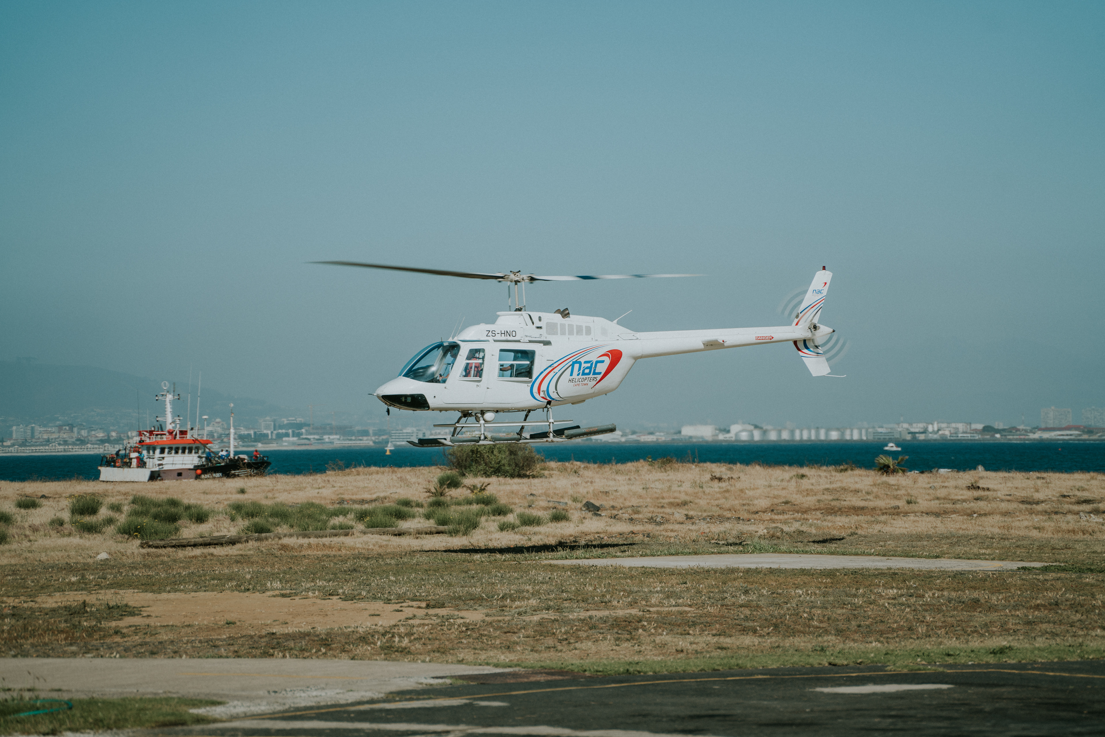 Startender Sport Helicopters-Hubschrauber vom V&A Waterfront-Hubschrauberlandeplatz in Kapstadt.