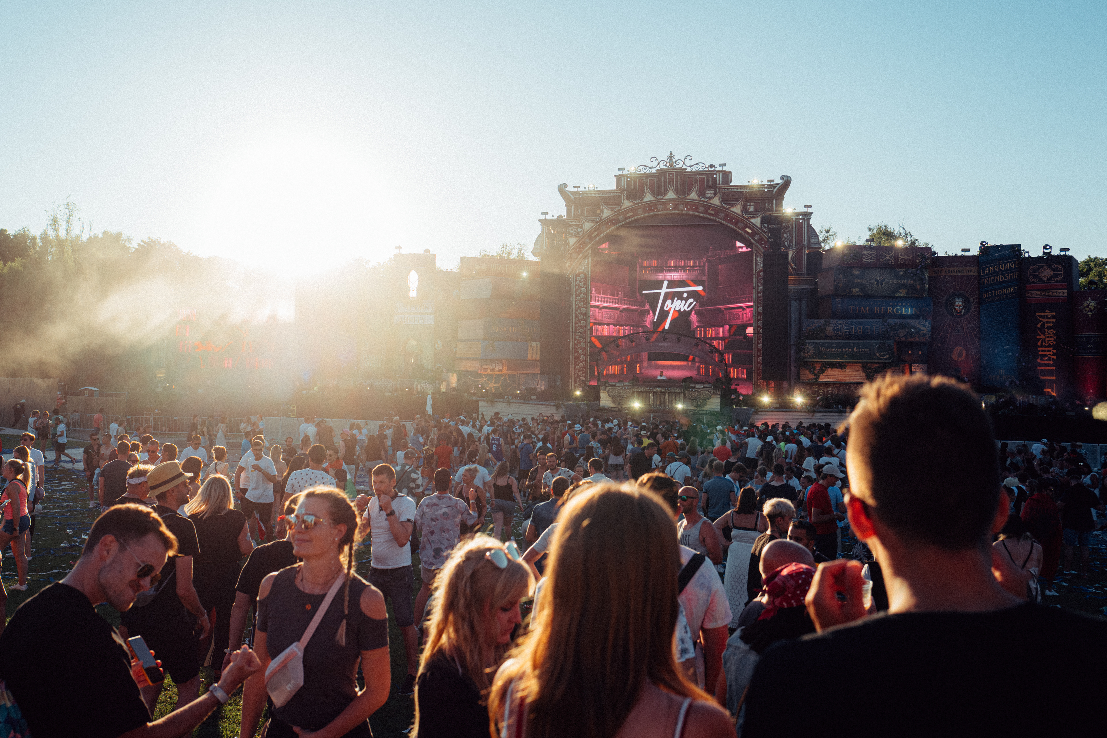 Topic Star-DJ live auf der Tomorrowland-Bühne – elektrisierende Beats und unvergessliche Festivalmomente.