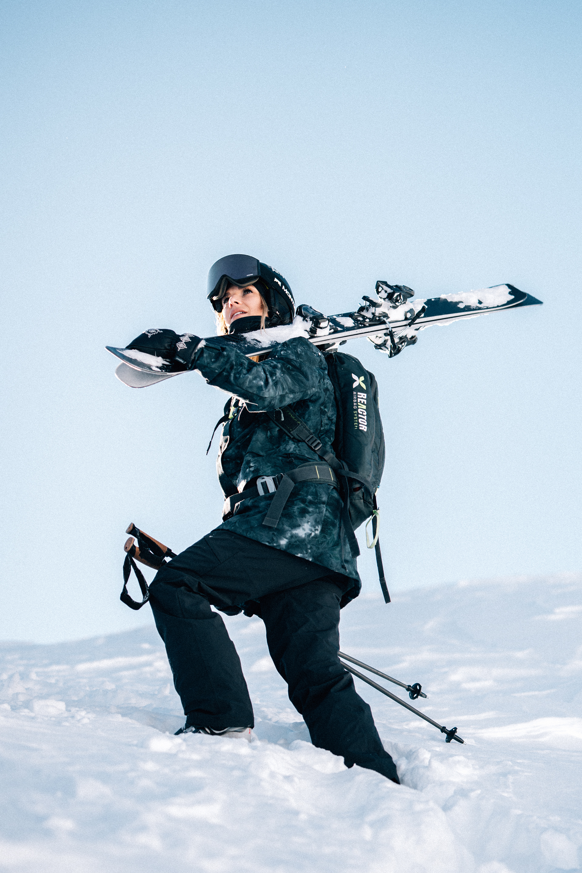 Lea Bouard, Fokus auf Gesichtsausdruck – Konzentration und Leidenschaft für den Freestyle-Skisport.