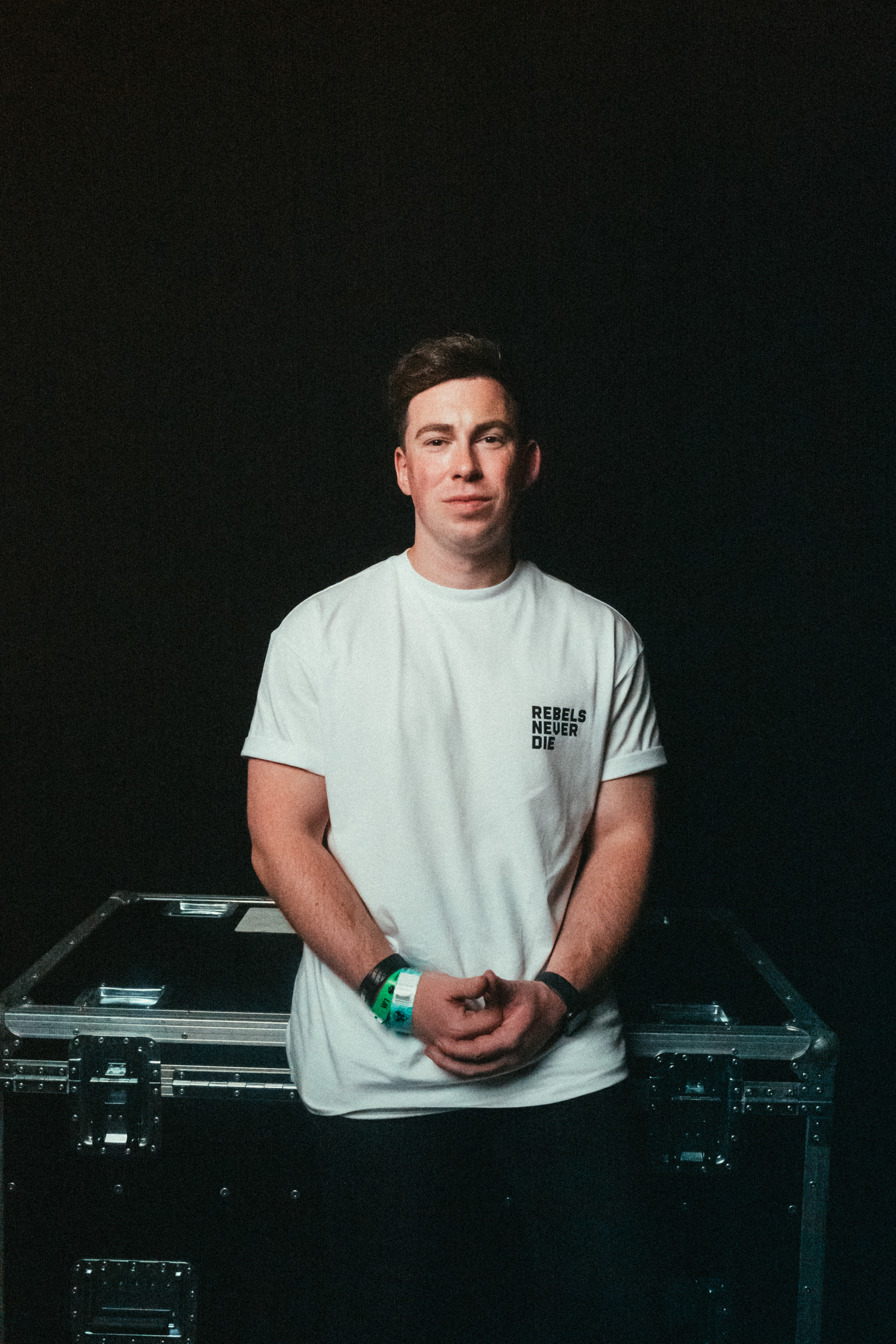 Tomorrowland DJ Backstage-Porträt – entspannter Moment hinter den Kulissen vor der nächsten elektrisierenden Performance.