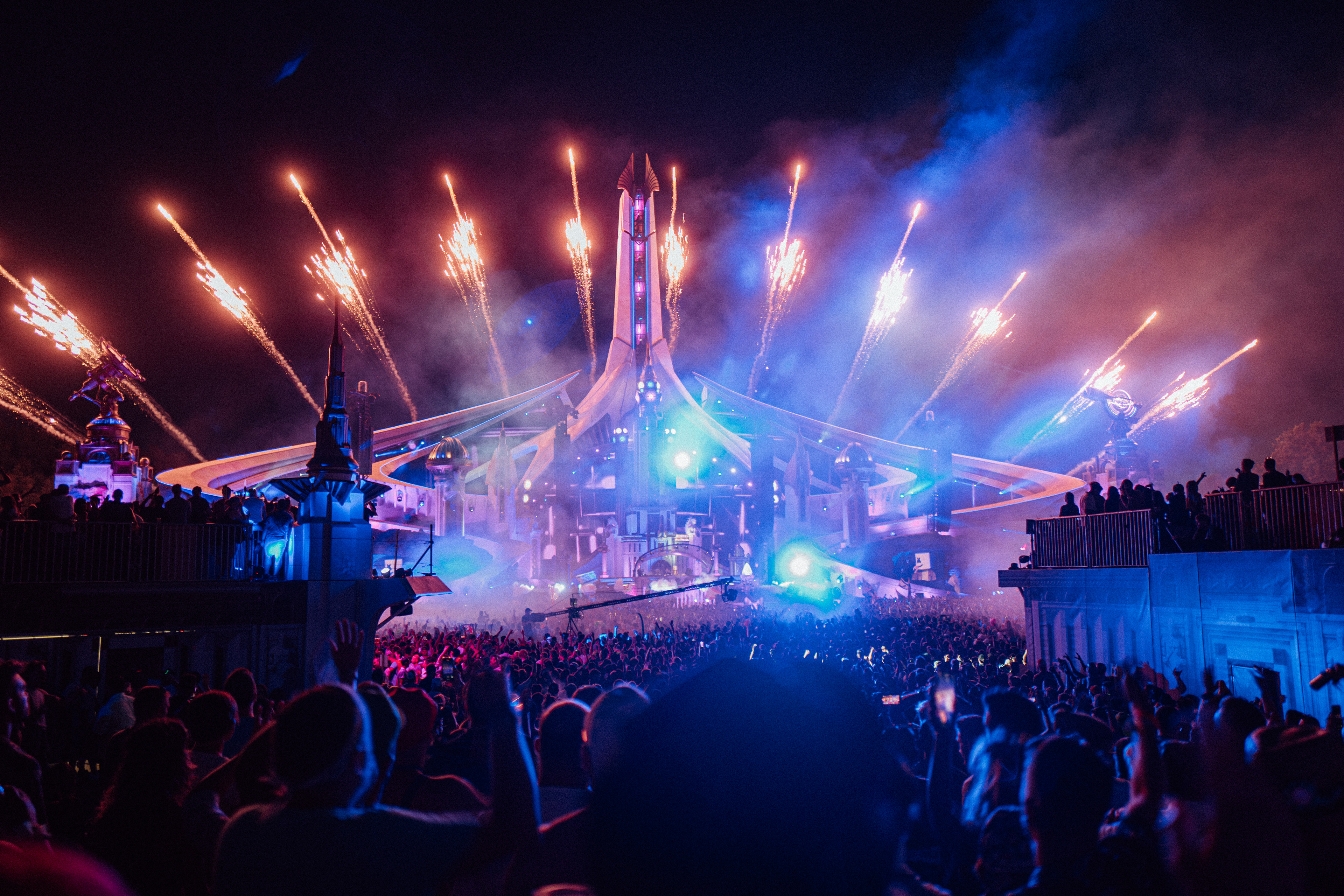 Tomorrowland Feuerwerk erhellt den Himmel – atemberaubende Show mit Musik, Licht und Emotionen.