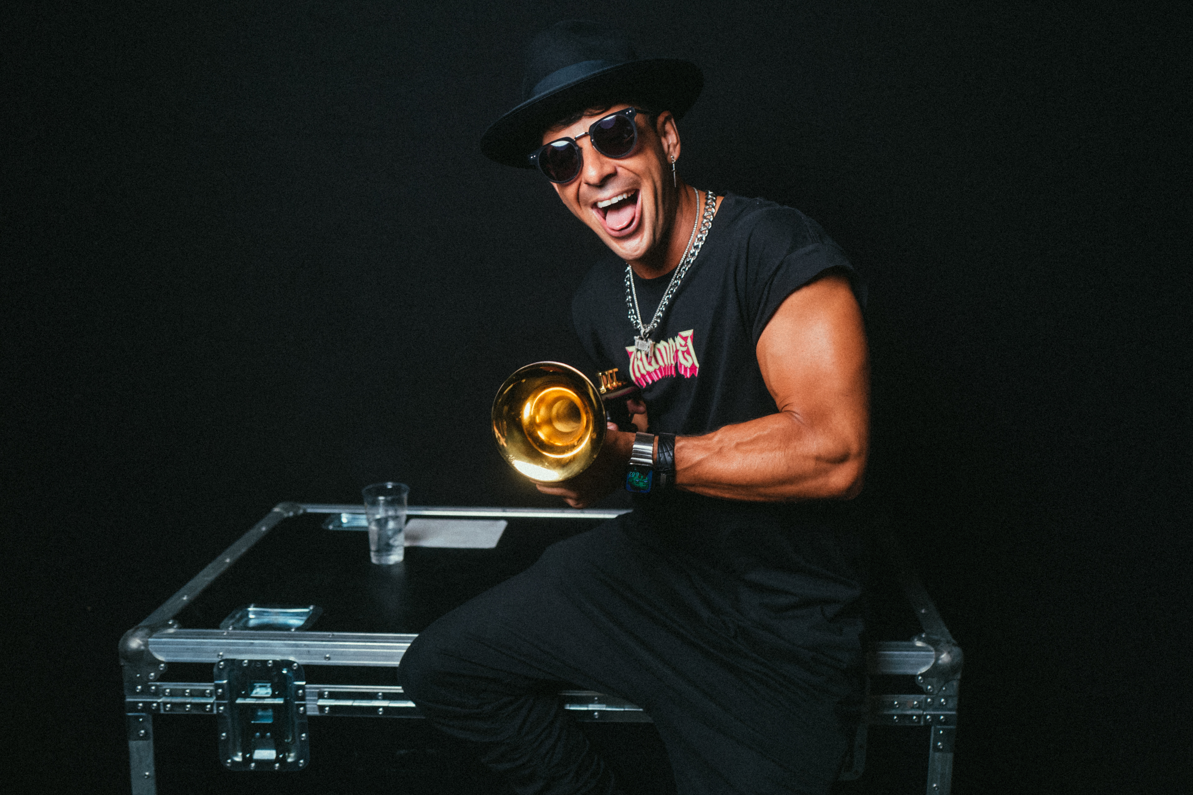 Timmy Trumpet Backstage-Porträt – charismatischer DJ mit seiner ikonischen Trompete vor dem nächsten großen Auftritt.
