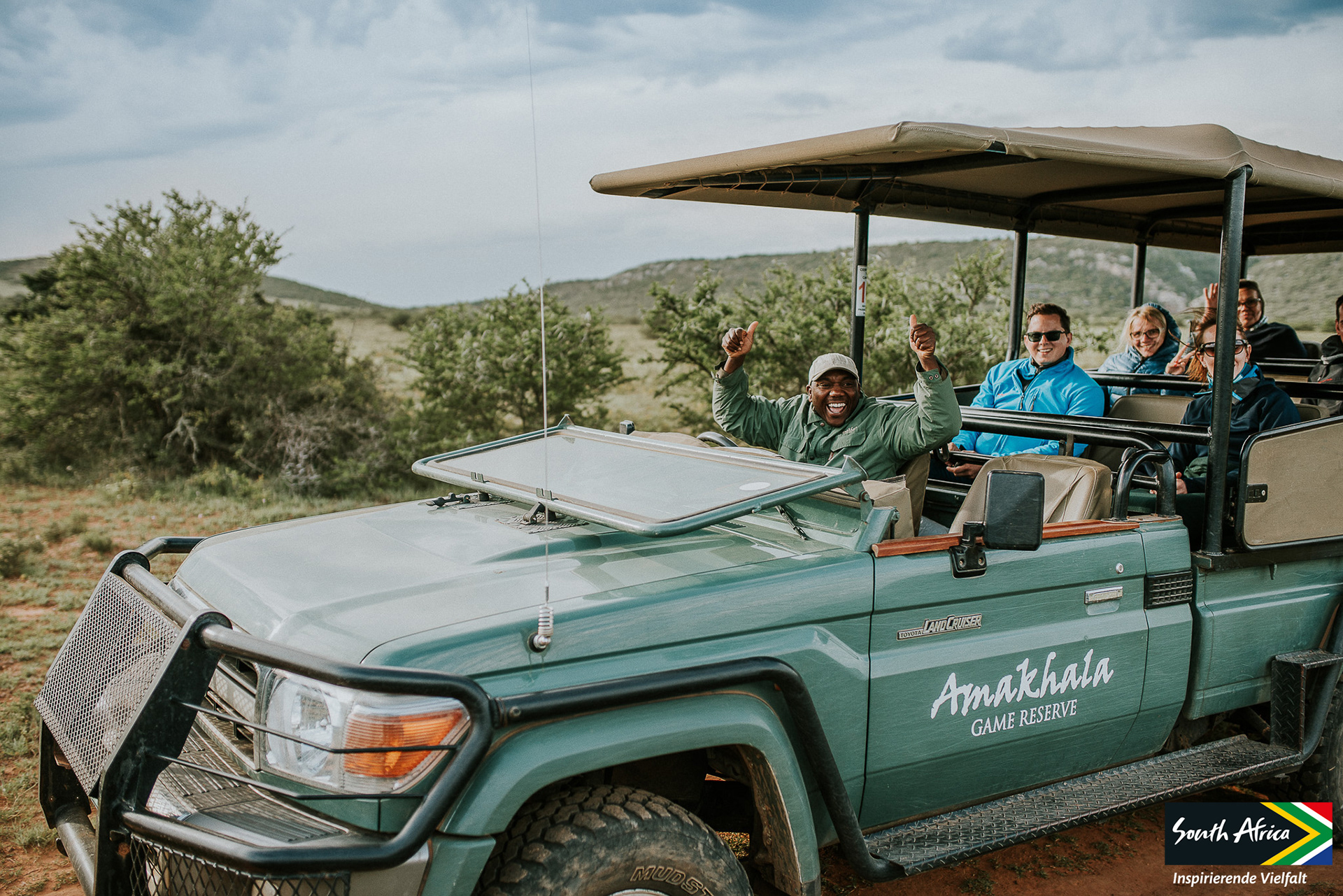 Weite Wildnis in Südafrika – eine geschützte Range, in der Elefanten, Löwen und Giraffen frei durch die unberührte Natur streifen.