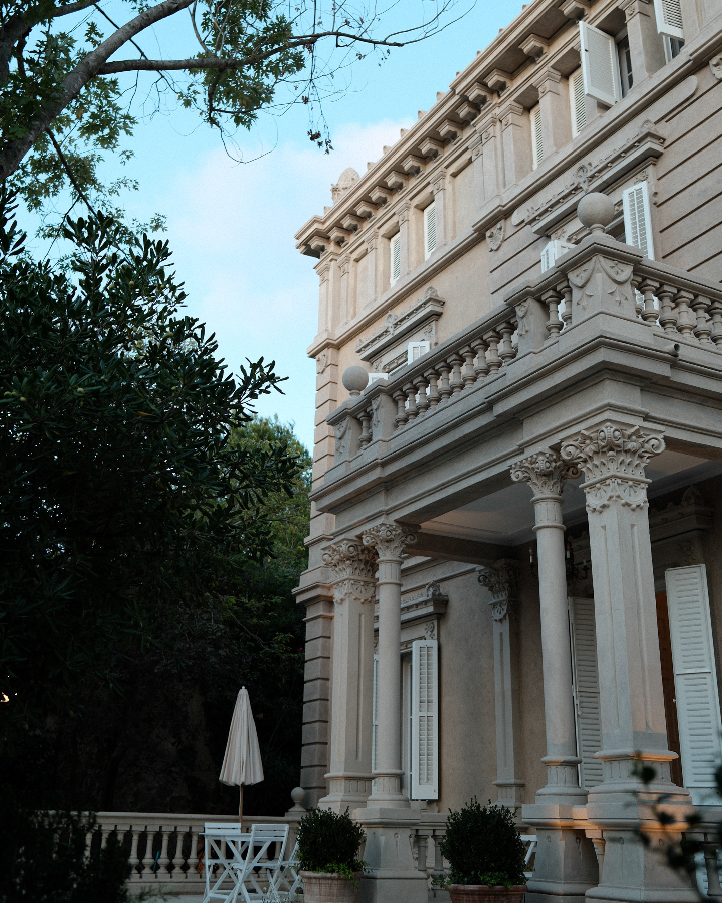 Elegante Event-Location in Barcelona – stilvoll beleuchtetes Ambiente für das Huawei-Abendessen.