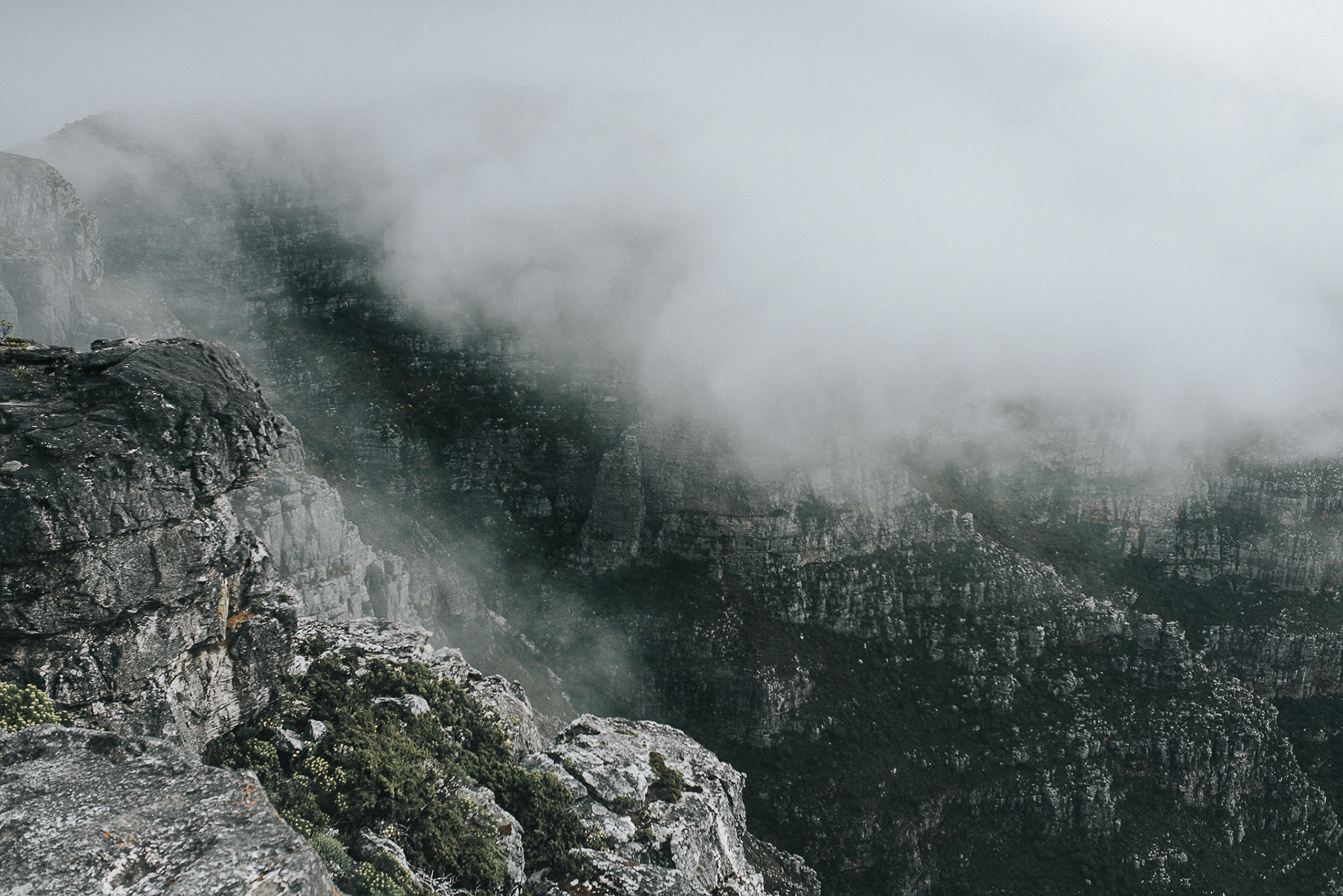 Vernebelter Berg in Südafrika – mystische Landschaft, in dichte Wolken gehüllt.