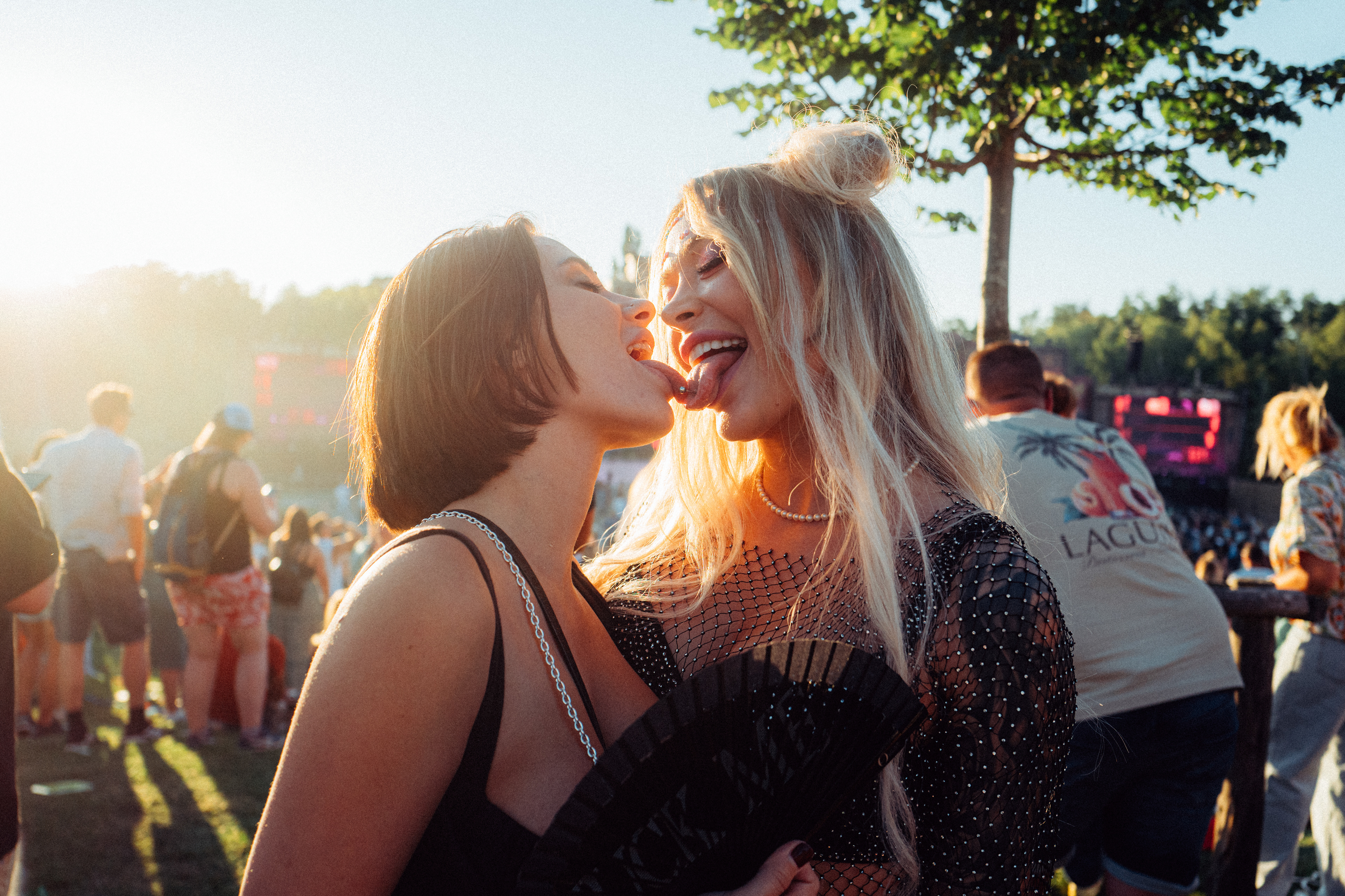 Festivalstimmung auf Tomorrowland – Porno-Darstellerinnen tanzen ausgelassen zu elektronischen Beats.