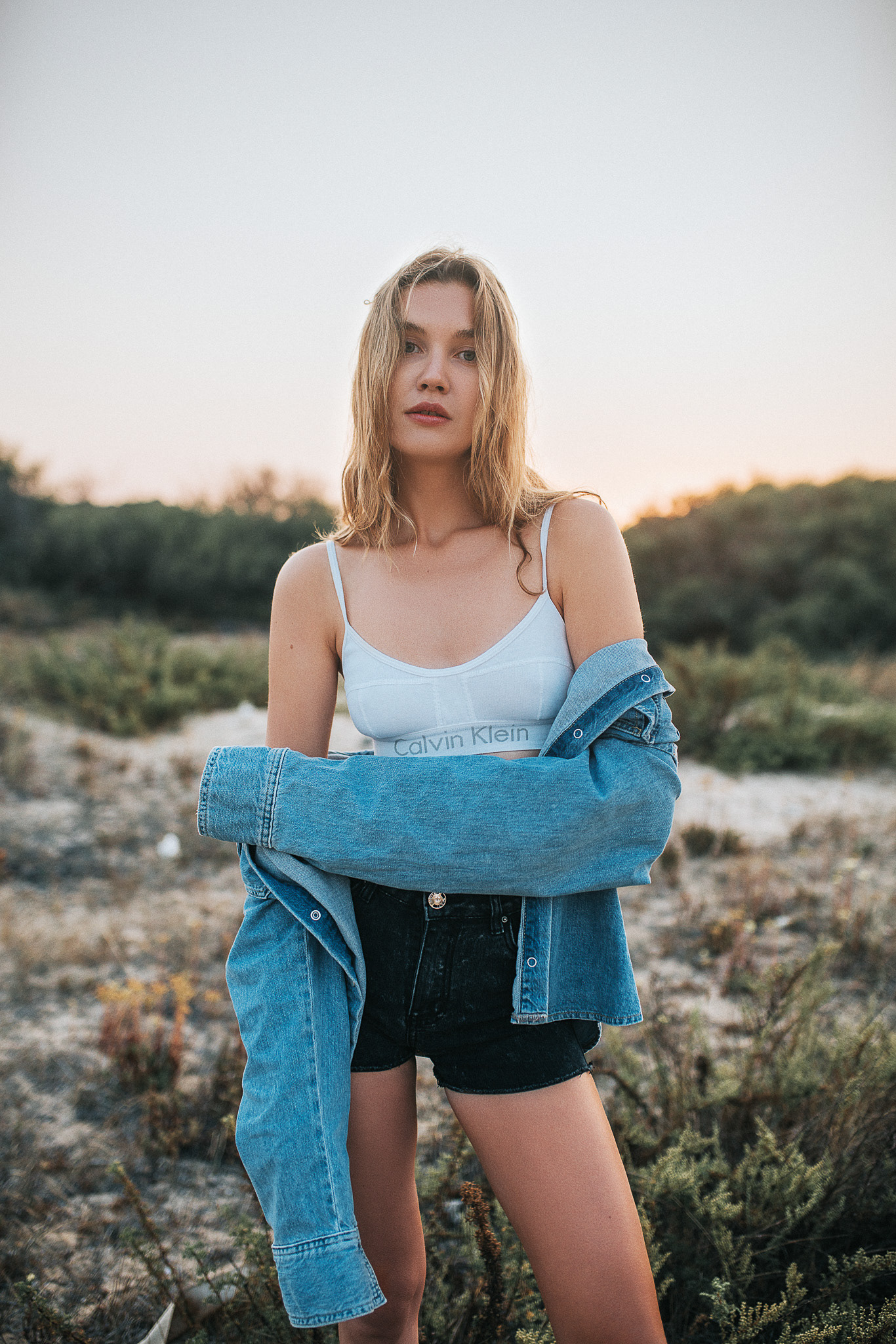Helena posiert am Strand in goldenem Licht – sinnliches Modelshooting von Marc Schiele.