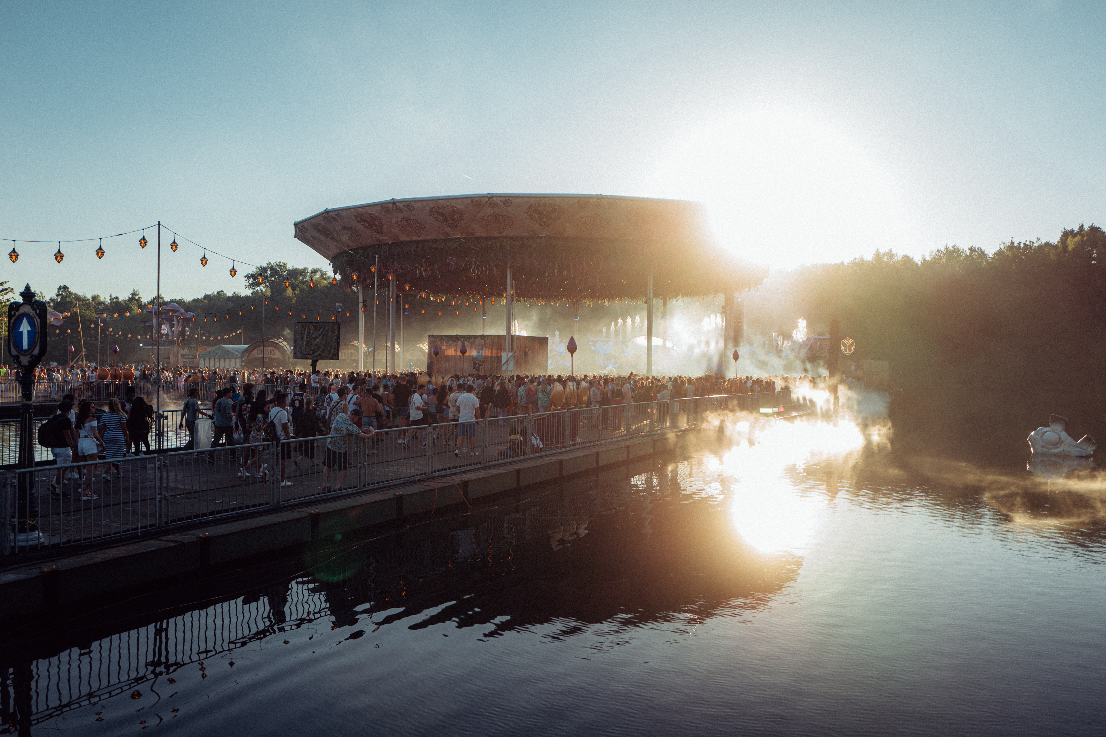 Tomorrowland Festival Gelände – einzigartige Kulisse mit kreativen Bühnen und magischer Stimmung.