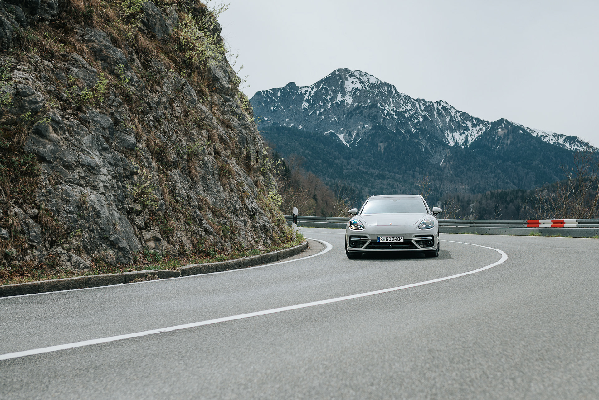 Edler Porsche Panamera geparkt vor einer Bergkulisse – Performance trifft auf Natur.