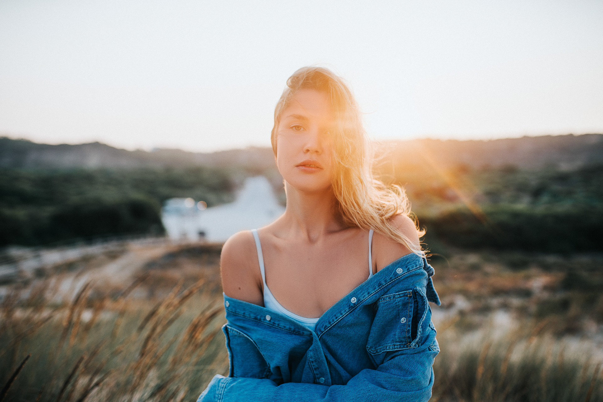 Goldene Stunde am Strand – Helena strahlt im warmen Sonnenlicht.