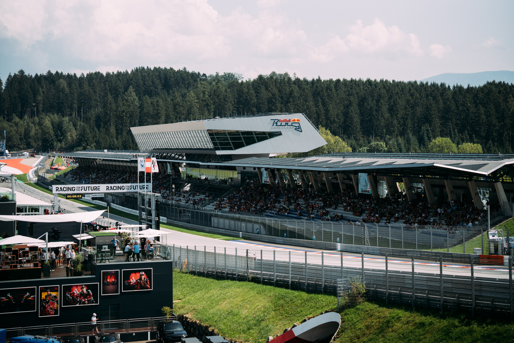 Blick auf den Red Bull Ring, die ikonische Rennstrecke eingebettet in die malerische Landschaft der Steiermark.