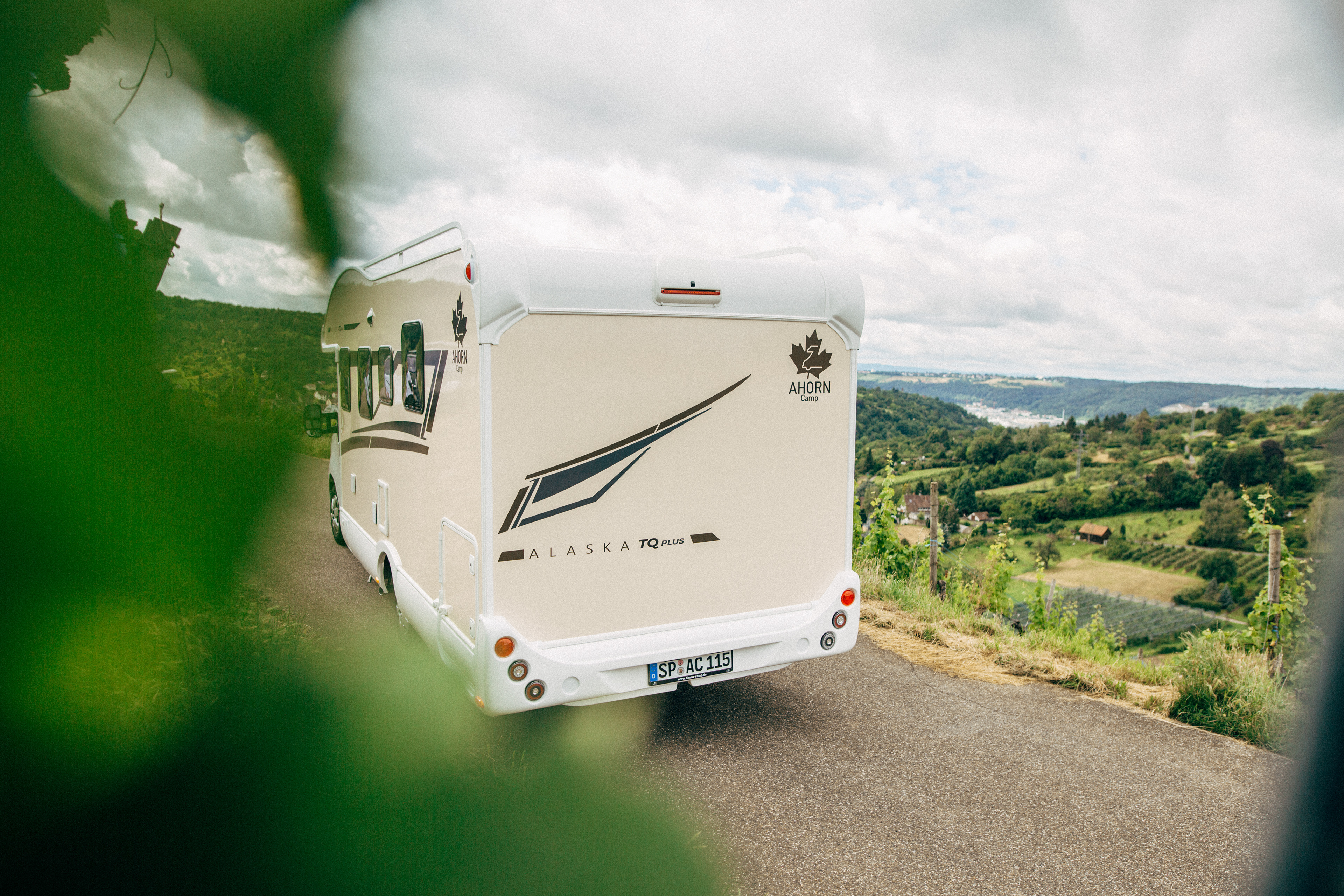 Genussvolle Camping-Erfahrung – Ahorn Camp Wohnmobil mit Panoramablick auf die Weinberge.