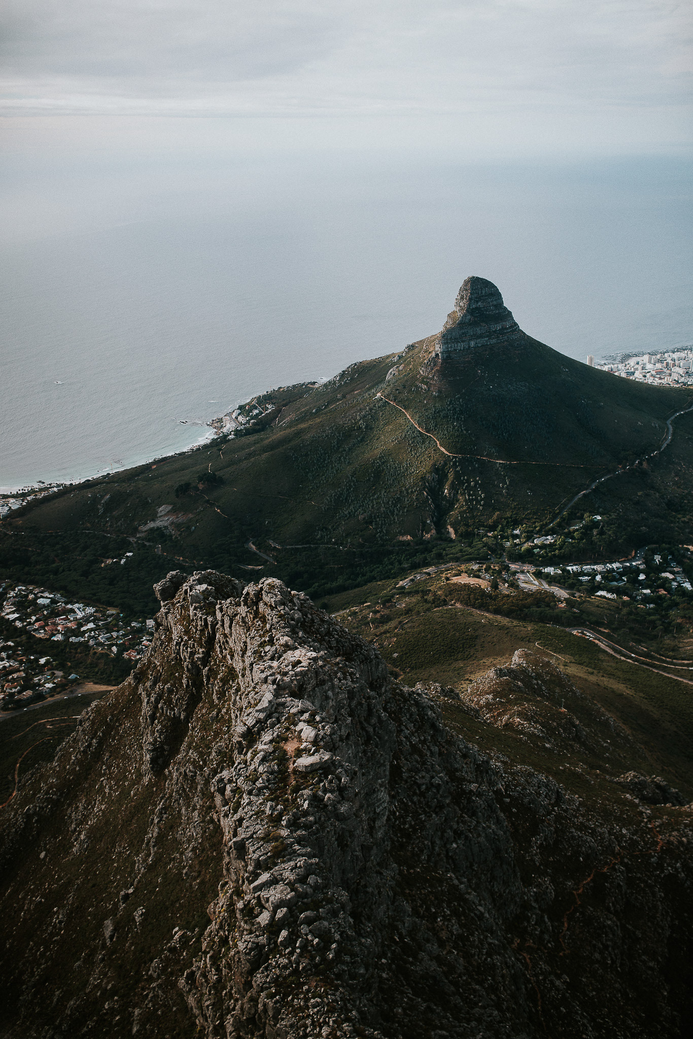 Kapstadt Panorama mit Tafelberg – beeindruckende Aussicht auf die Stadt und das Meer.