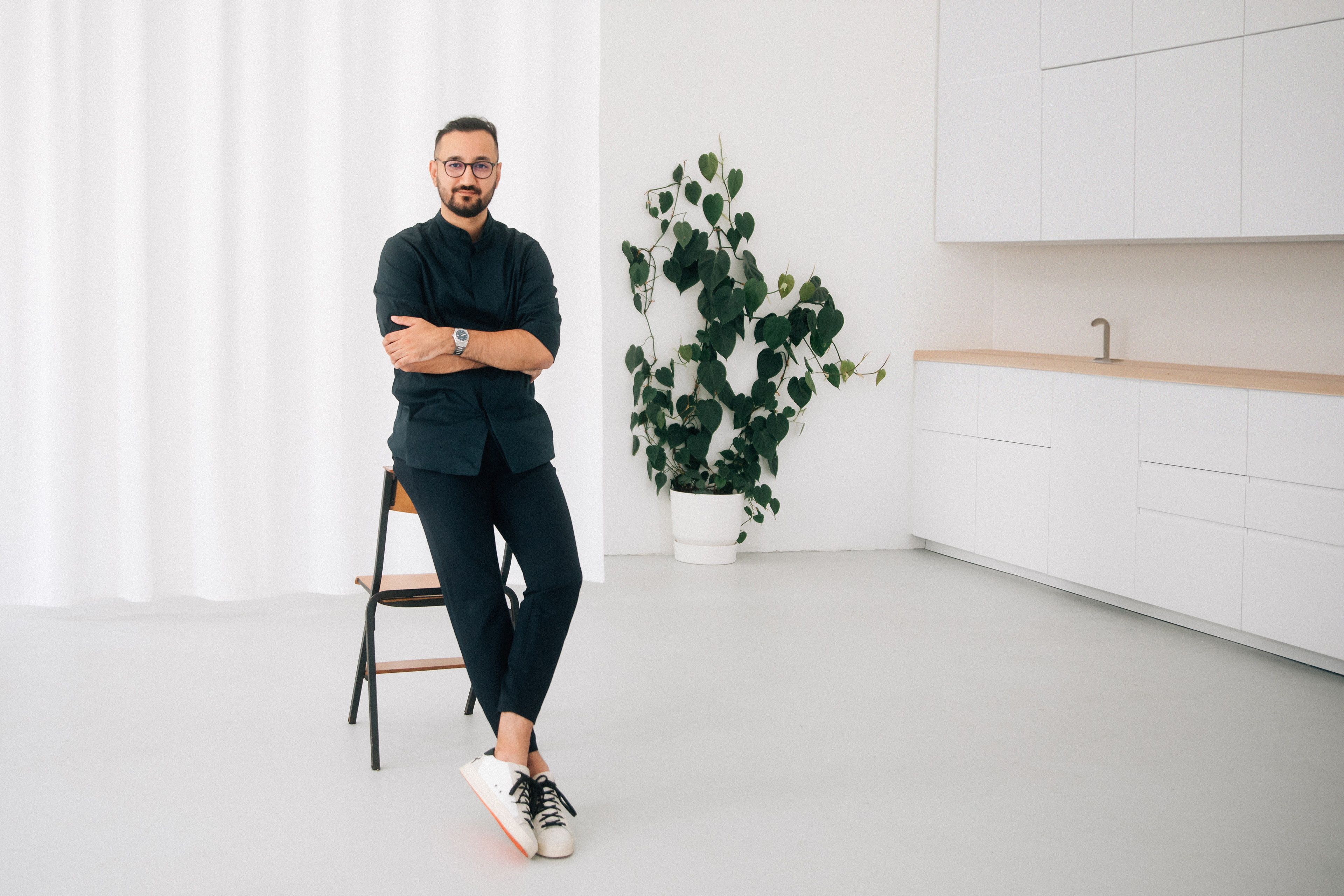 Professionelles Business-Portrait eines Unternehmensleiters im modernen Büroambiente.