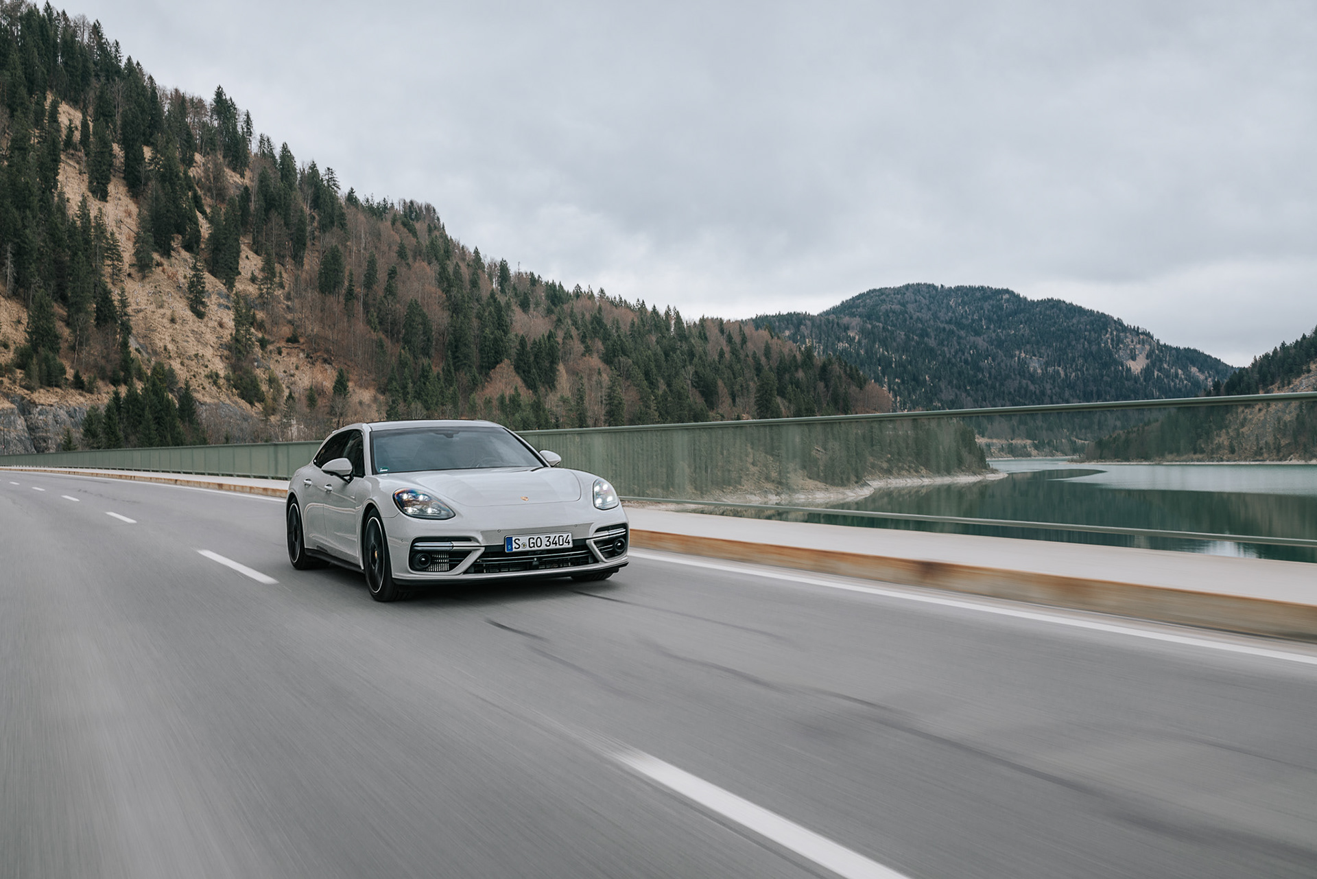 Dynamische Aufnahme des Porsche Panamera mit verschwommenem Hintergrund mit maximale Geschwindigkeit.