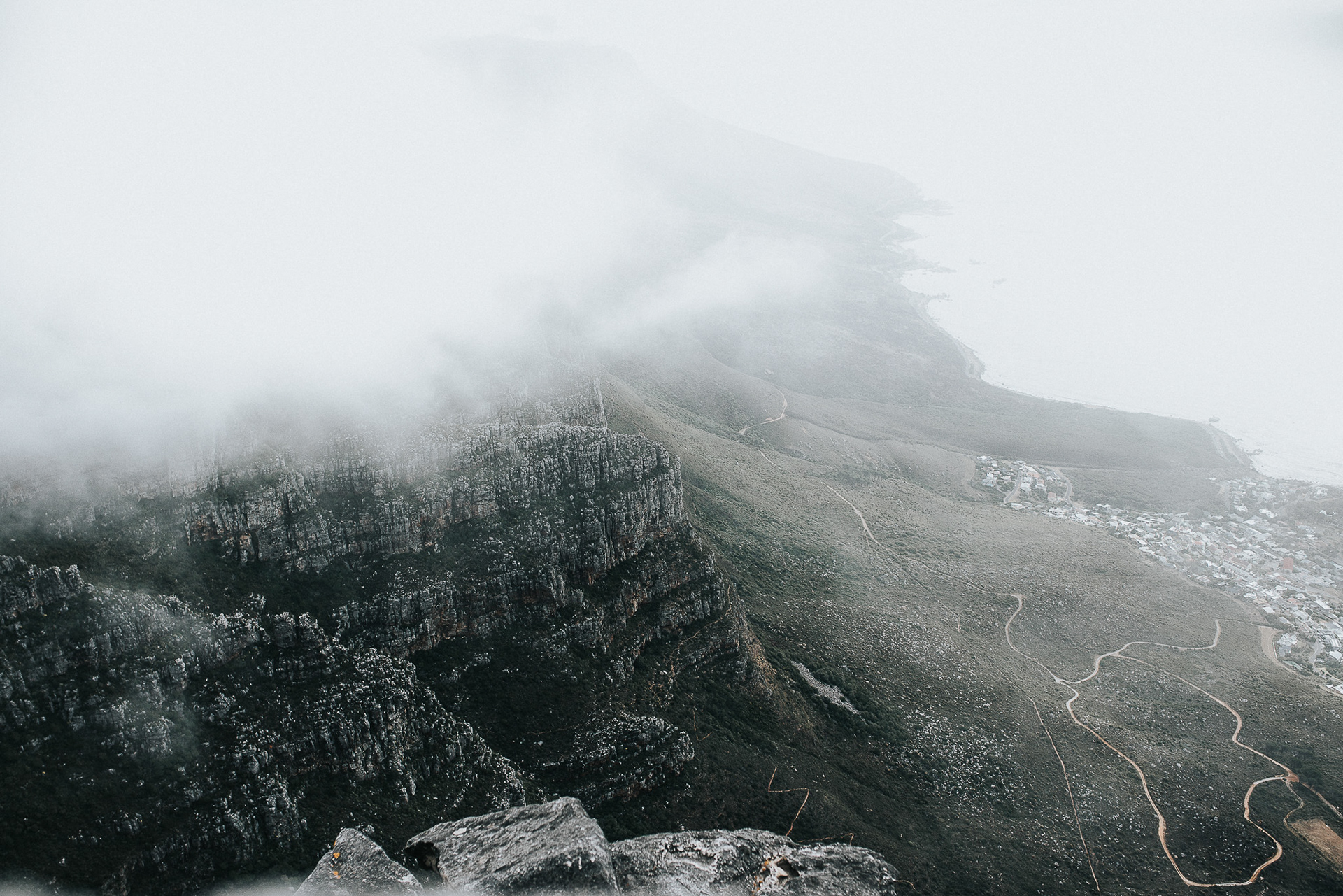 Majestätischer Berg in Südafrika – beeindruckende Naturkulisse mit weiter Aussicht über die Landschaft.
