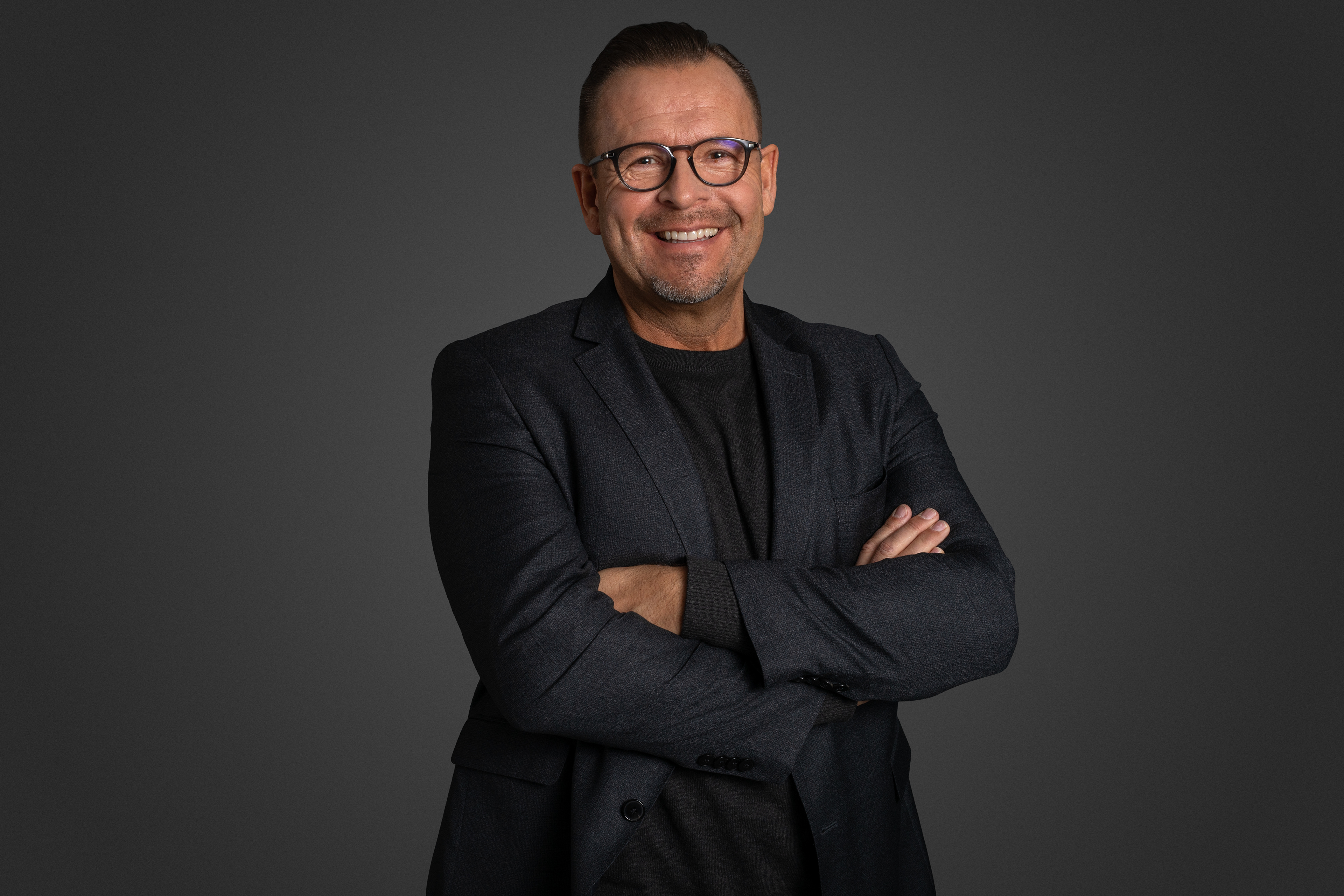Hochwertiges Business-Porträt mit natürlichem Licht – Sympathische und professionelle Ausstrahlung.
