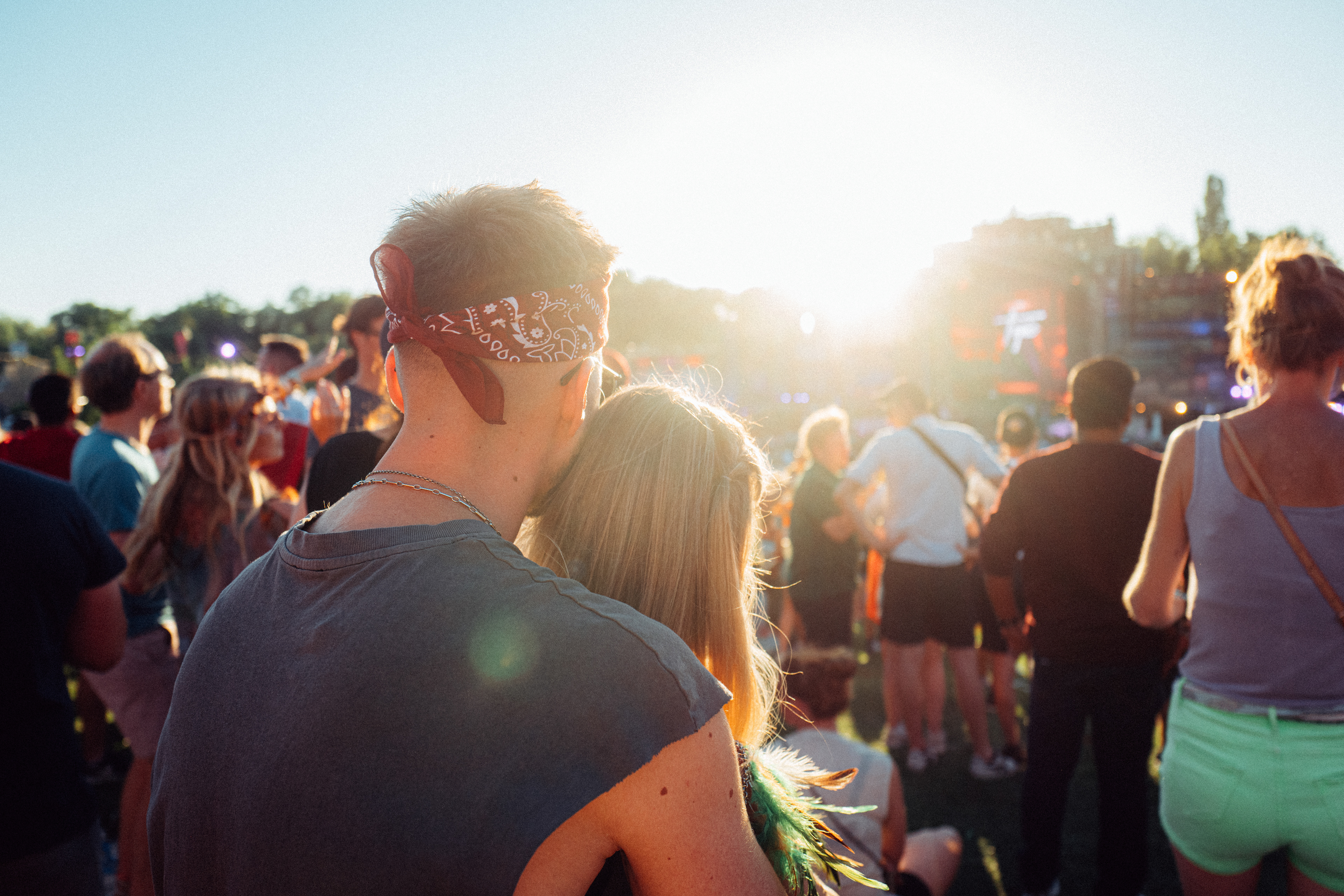 Festivalbesucher auf Tomorrowland – ausgelassene Stimmung, leuchtende Farben und pure Euphorie.