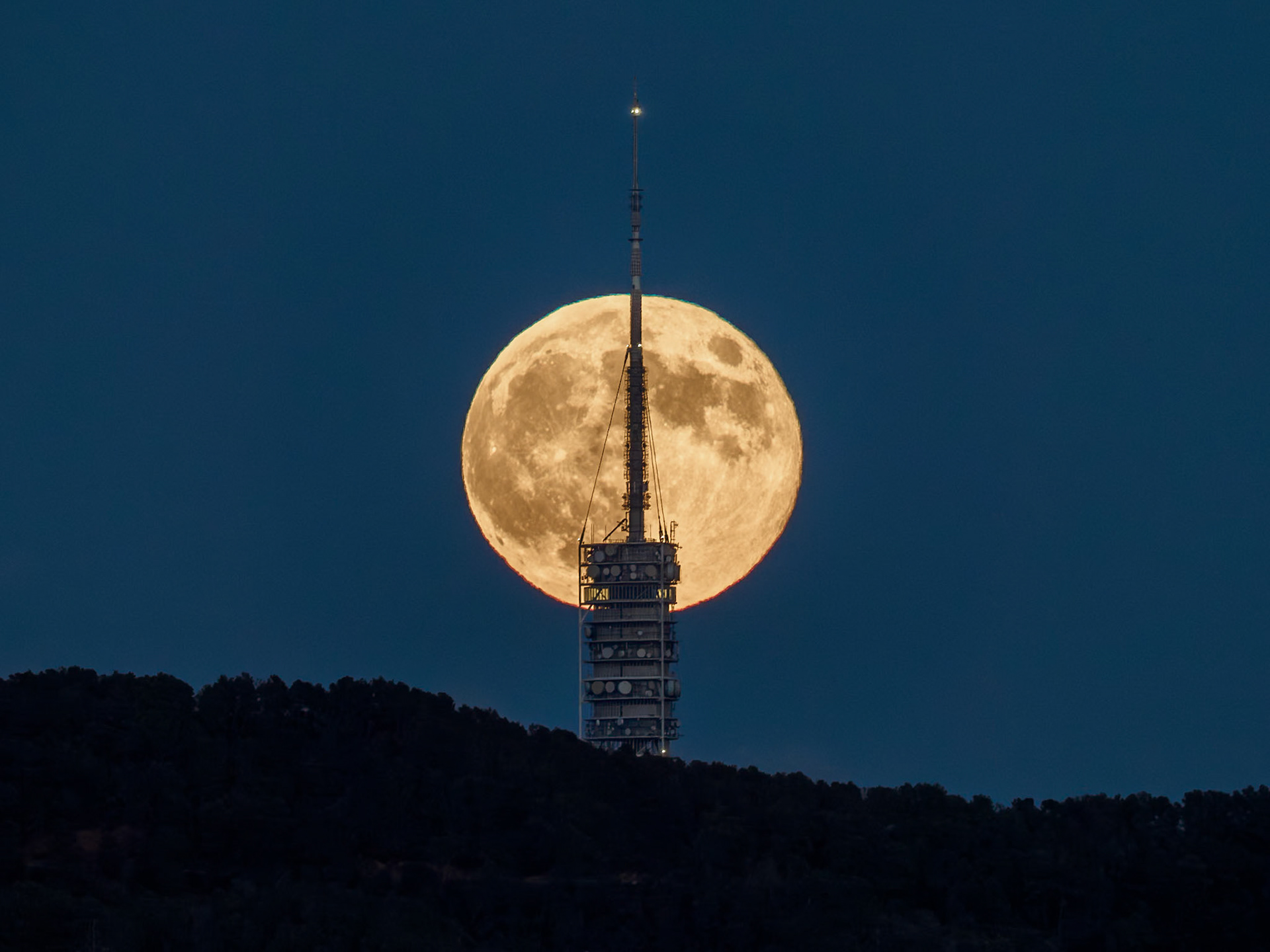 Lluna plena Torre de Collserola