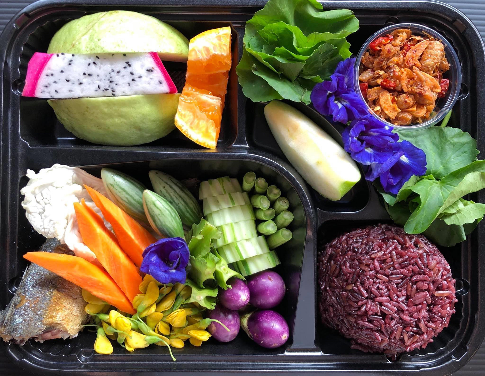 ข้าวไรซ์เบอร์รี่ + ปลาย่าง + น้ำพริกกากไ่ก่ + ผักสด