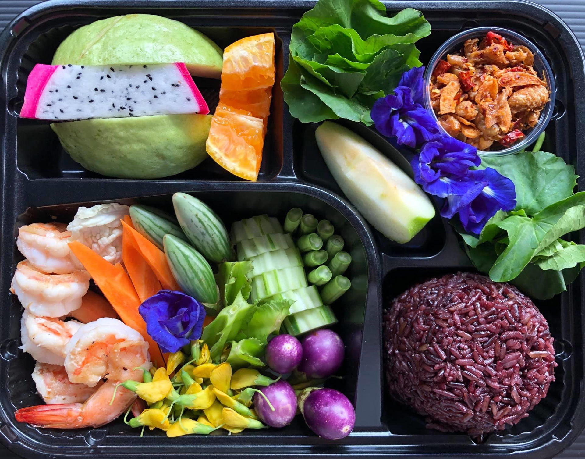 ข้าวไรซ์เบอร์รี่ + กุ้งย่าง + น้ำพริกกากไ่ก่ + ผักสด