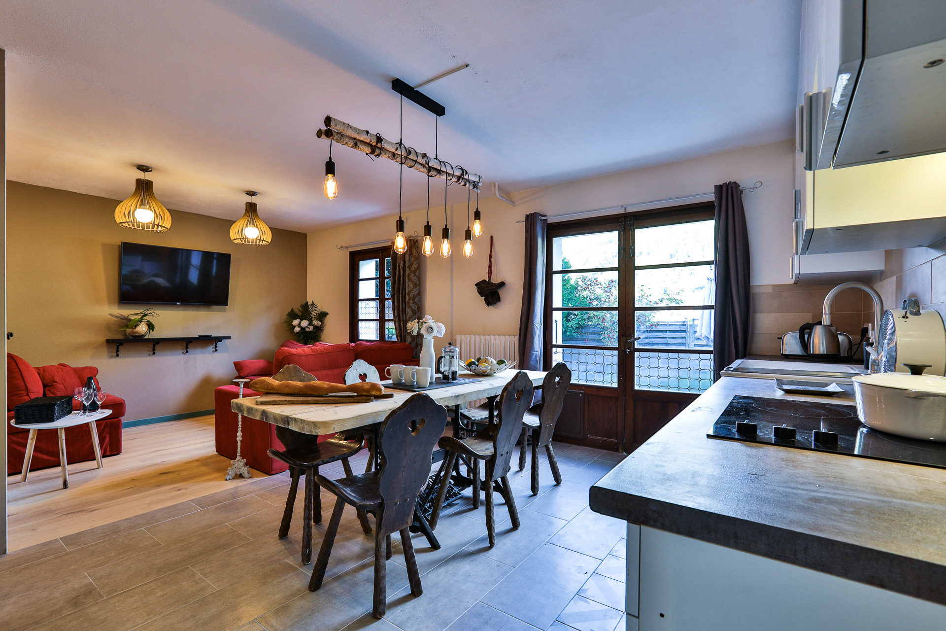 Living Room & Kitchen / Séjour et cuisine ouverte