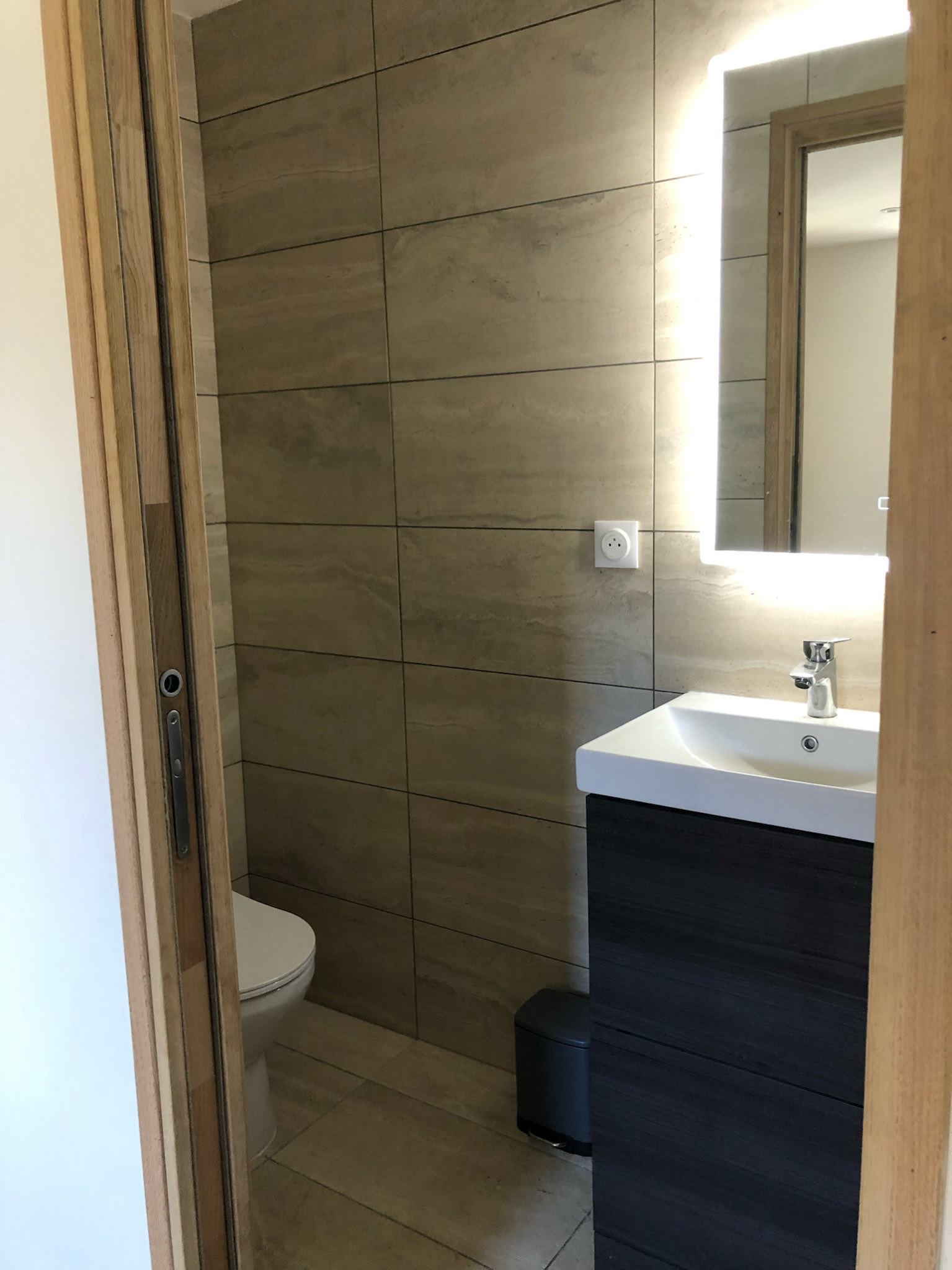 Lower floor bedroom 3 en-suite shower + sink + toilet
