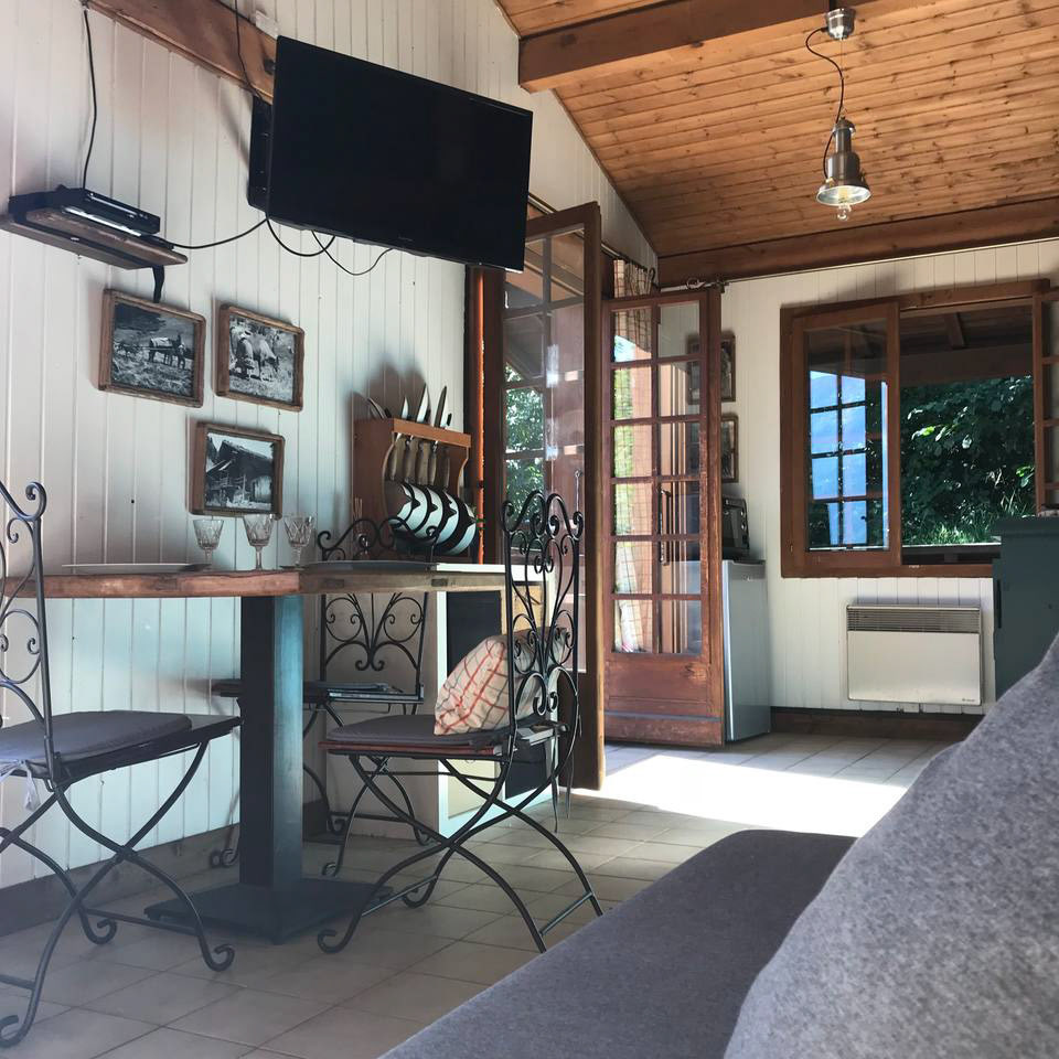 Living area with large screen, DVD, Chromecast & Wifi / Salon avec grand écran, DVD, Chromecast et Wifi