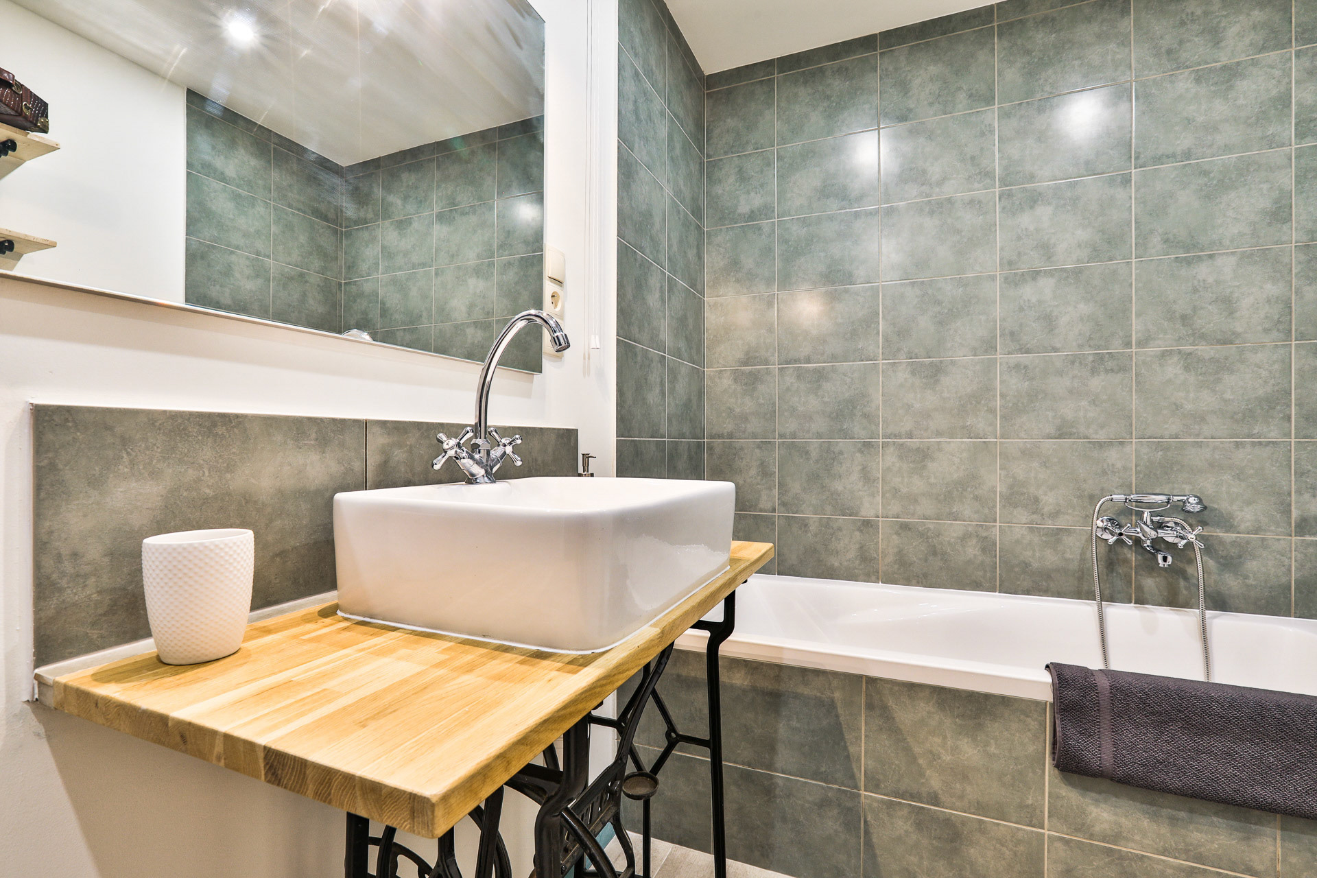 Bathroom 02 / Salle de bains 02