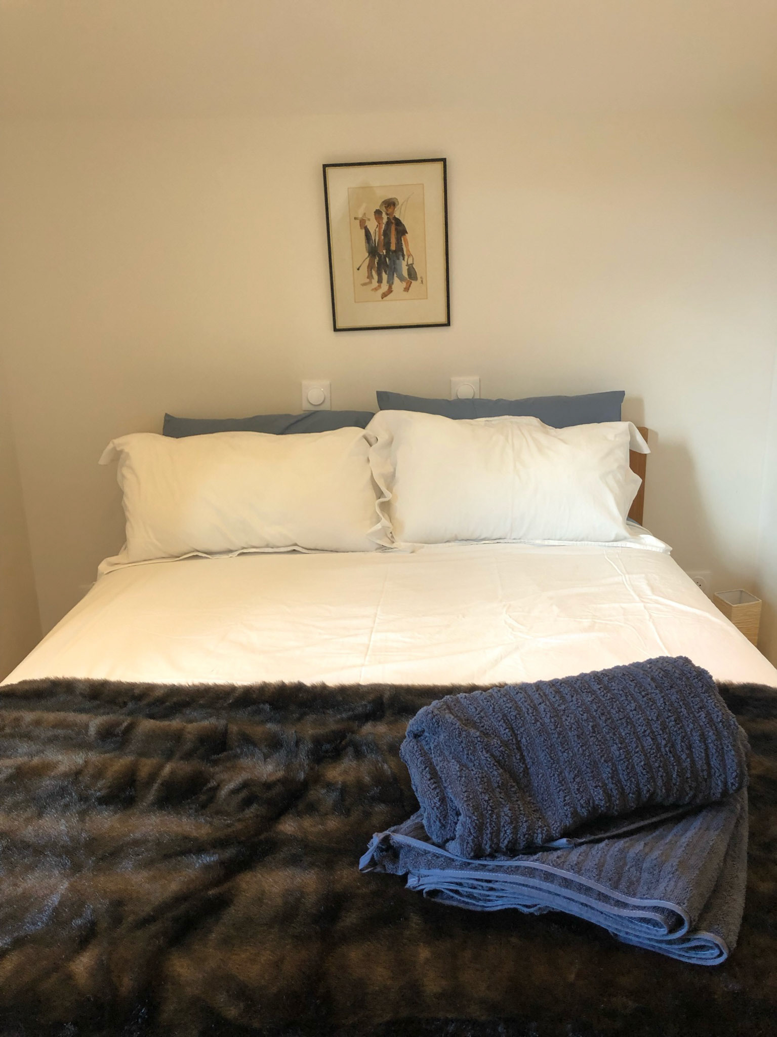 Lower floor bedroom 3 with en-suite shower + sink + toilet