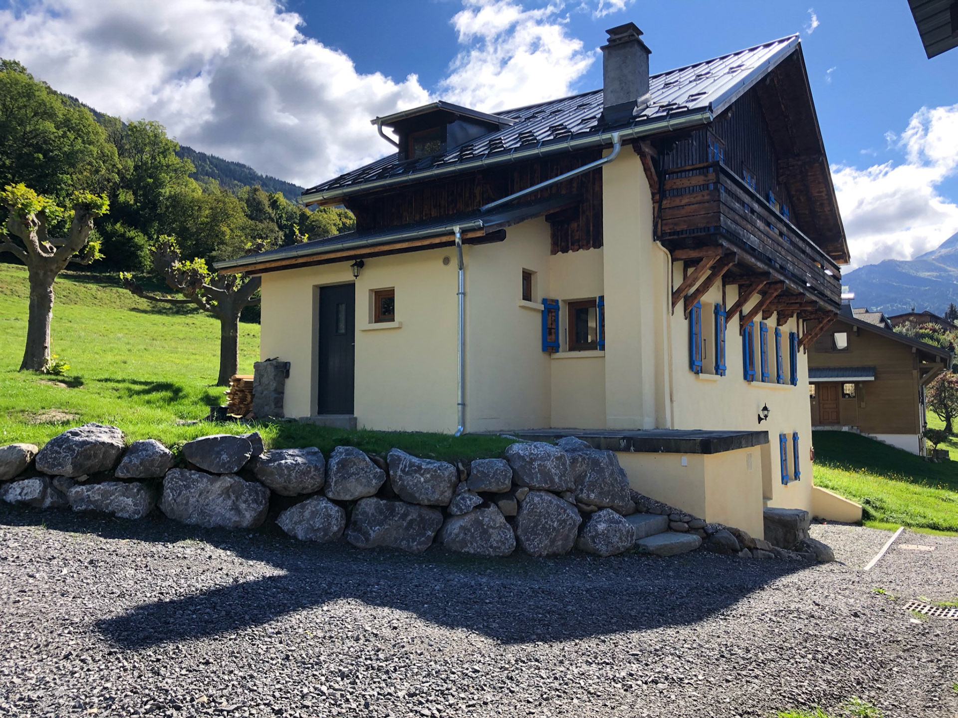 Chalet TMB side view