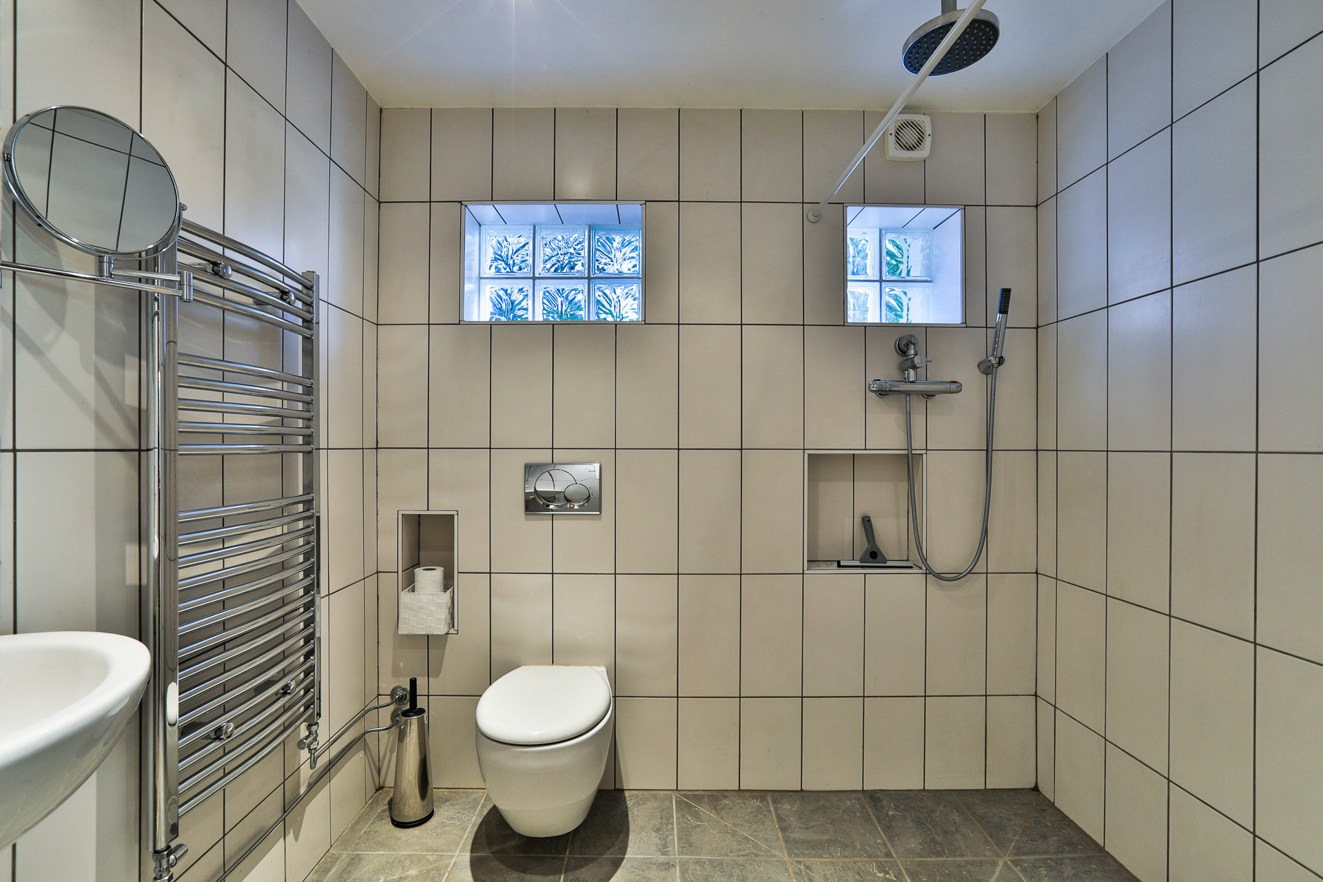 Bathroom 01 - Shower room & toilet / Douche et toilet