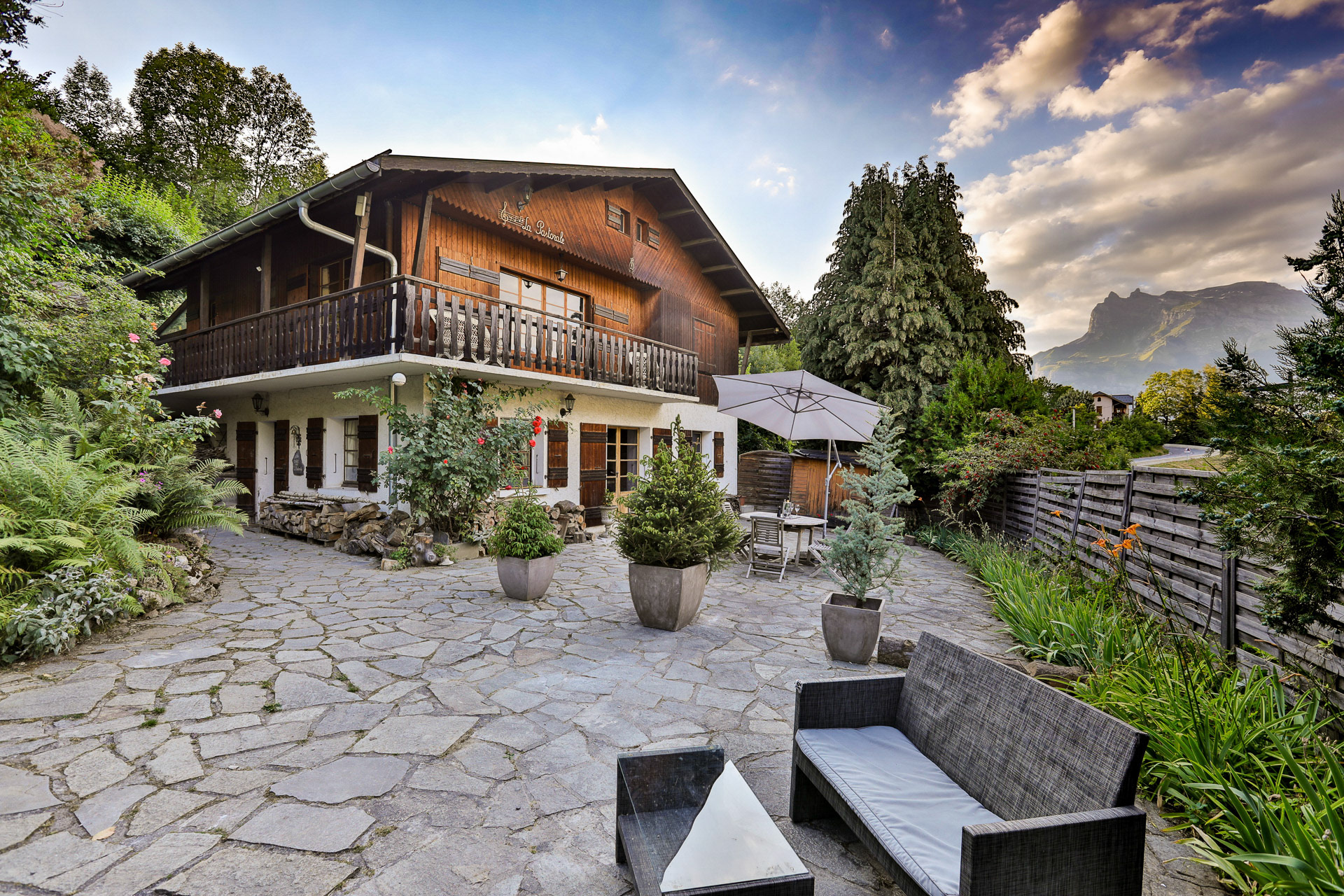 Chalet Apt La Pastorale is on the ground floor of the chalet - with the sun terrace in front / Le chalet Apt La Pastorale est au rez-de-chaussée du chalet - avec la terrasse ensoleillée en face
