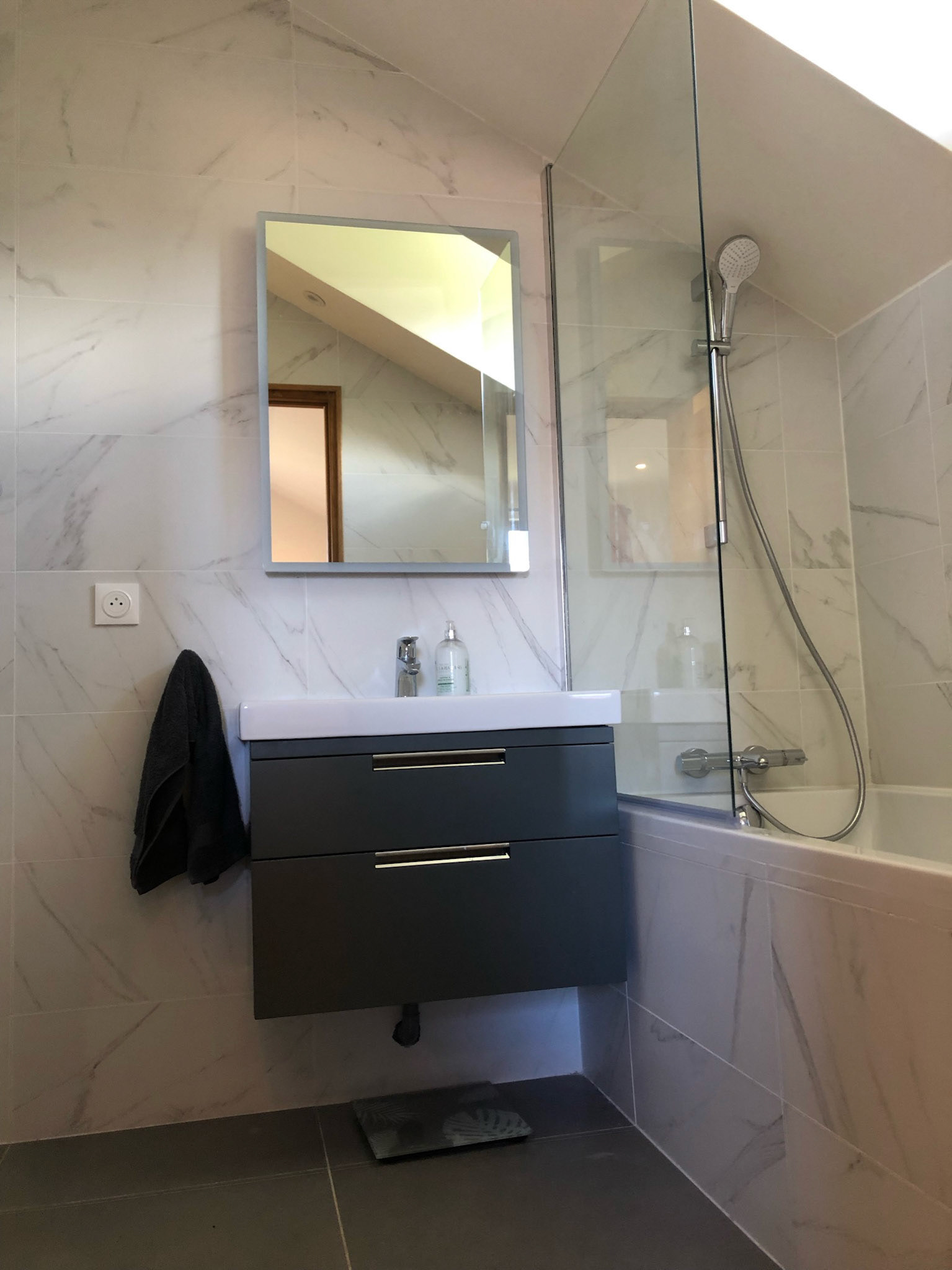 Master Bedroom - en-suite bath + shower + sink + toilet