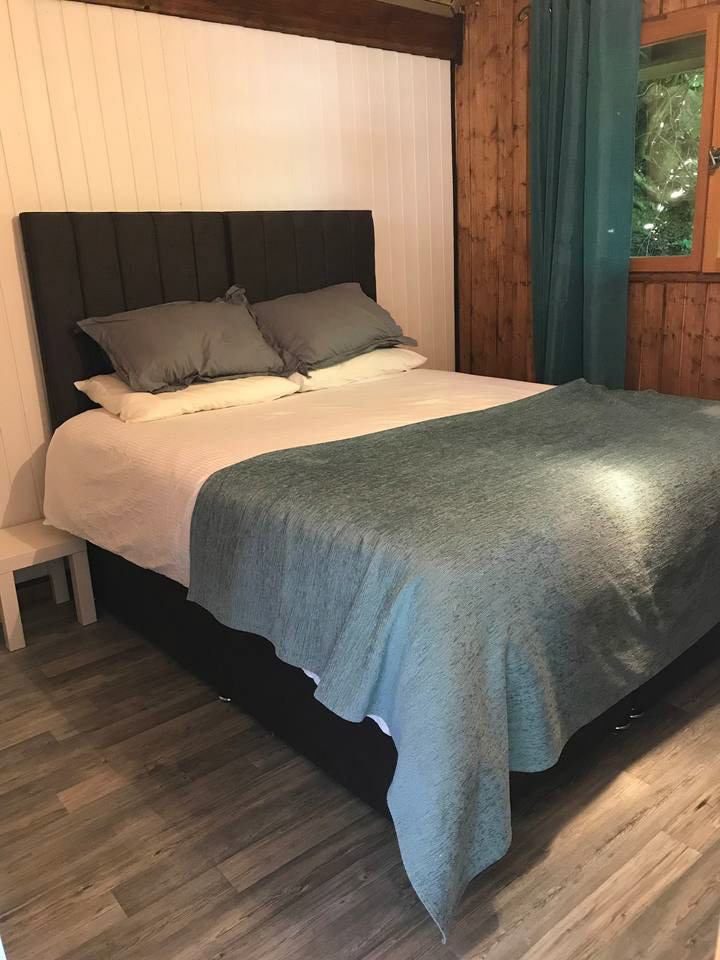 Bedroom - double or twin with pull-out single bed / Lit double ou lits jumeaux avec lit simple gigogne