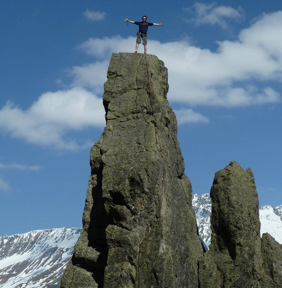 Included: advice on local hiking, running, mountain biking, climbing & skiing areas / Inclus: conseils sur les randonnées locales, la course à pied, le VTT, l'escalade et les domaines skiables