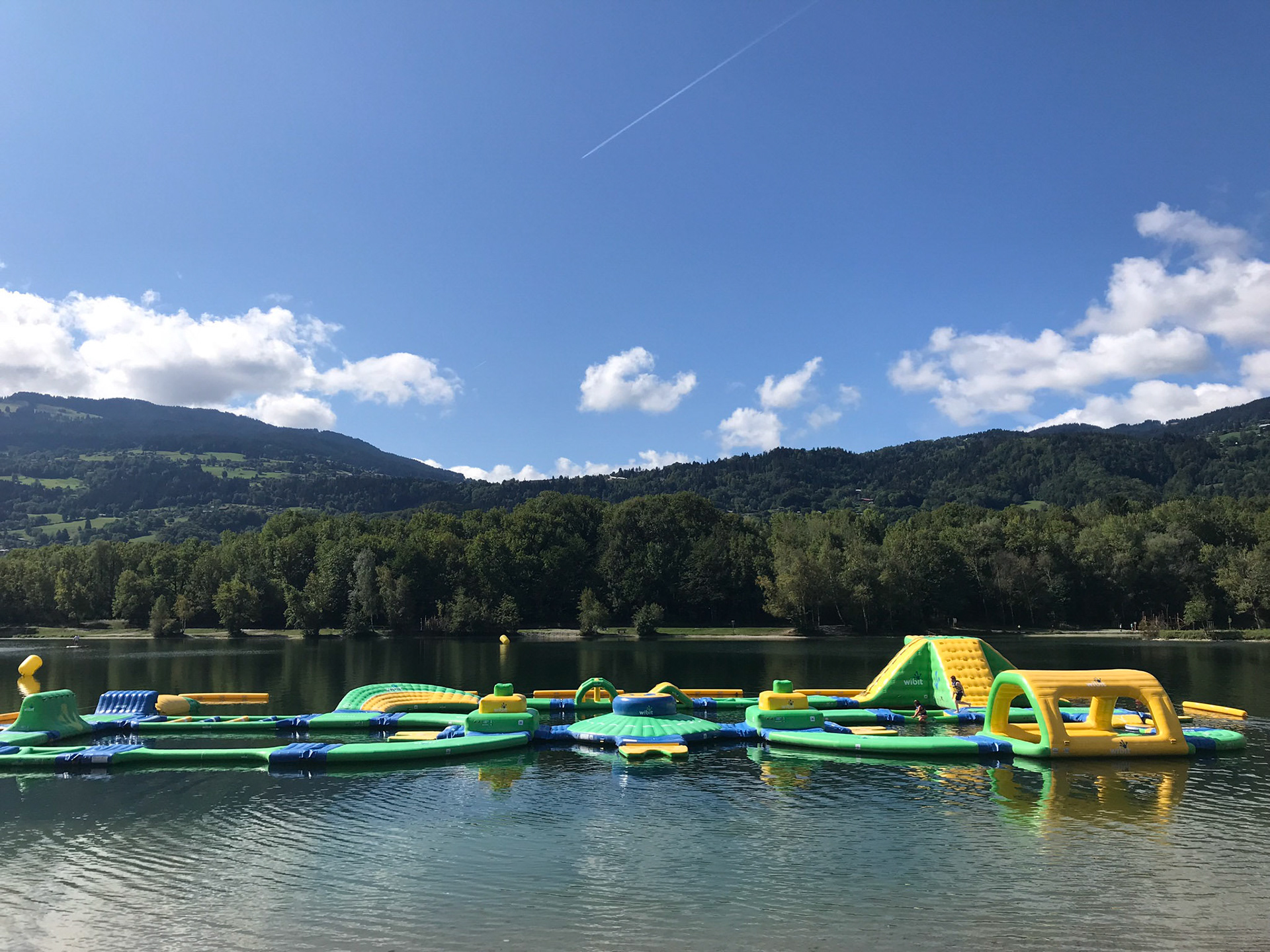 Inflatable assault course / Cours d'assaut gonflable