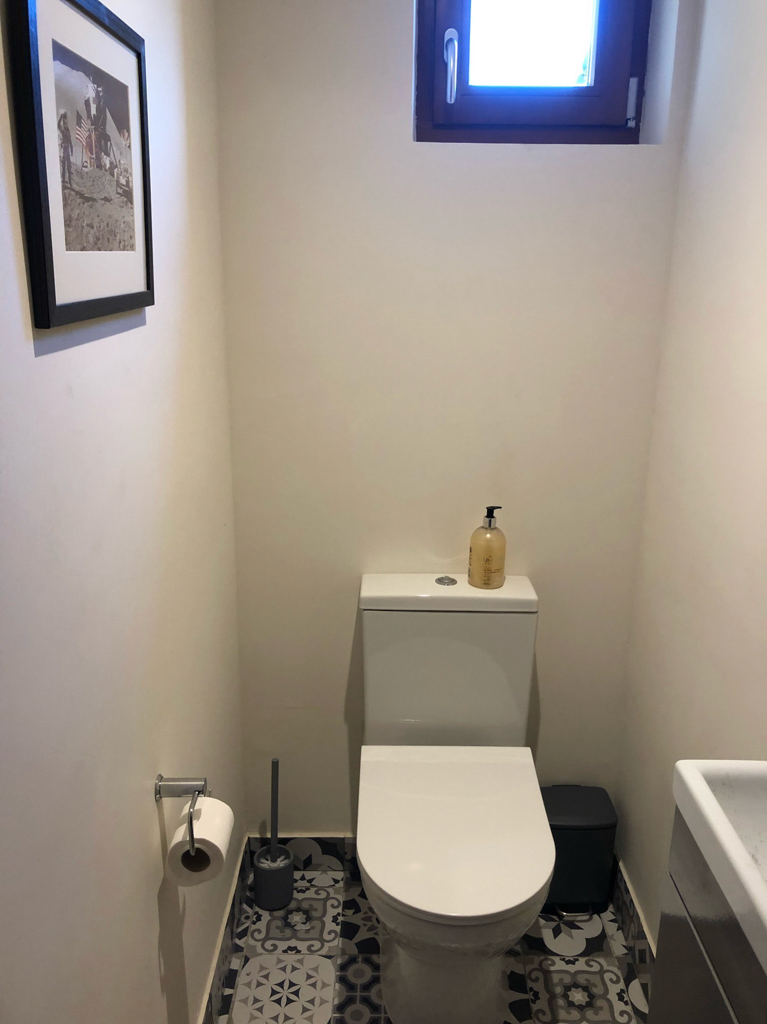 Middle floor guest toilt