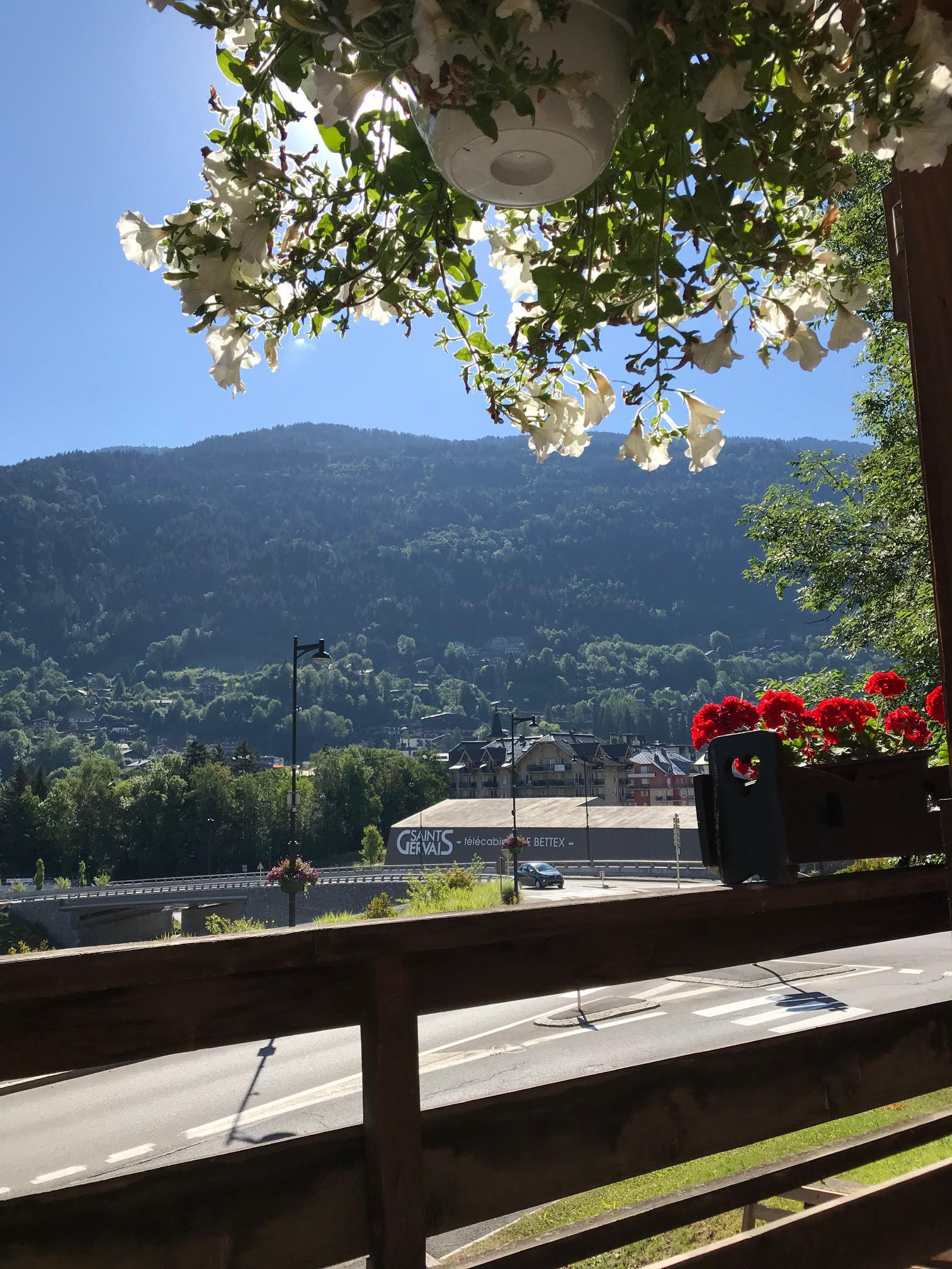 View of the ski lift from the balcony / Vue des remontées mécaniques depuis le balcon