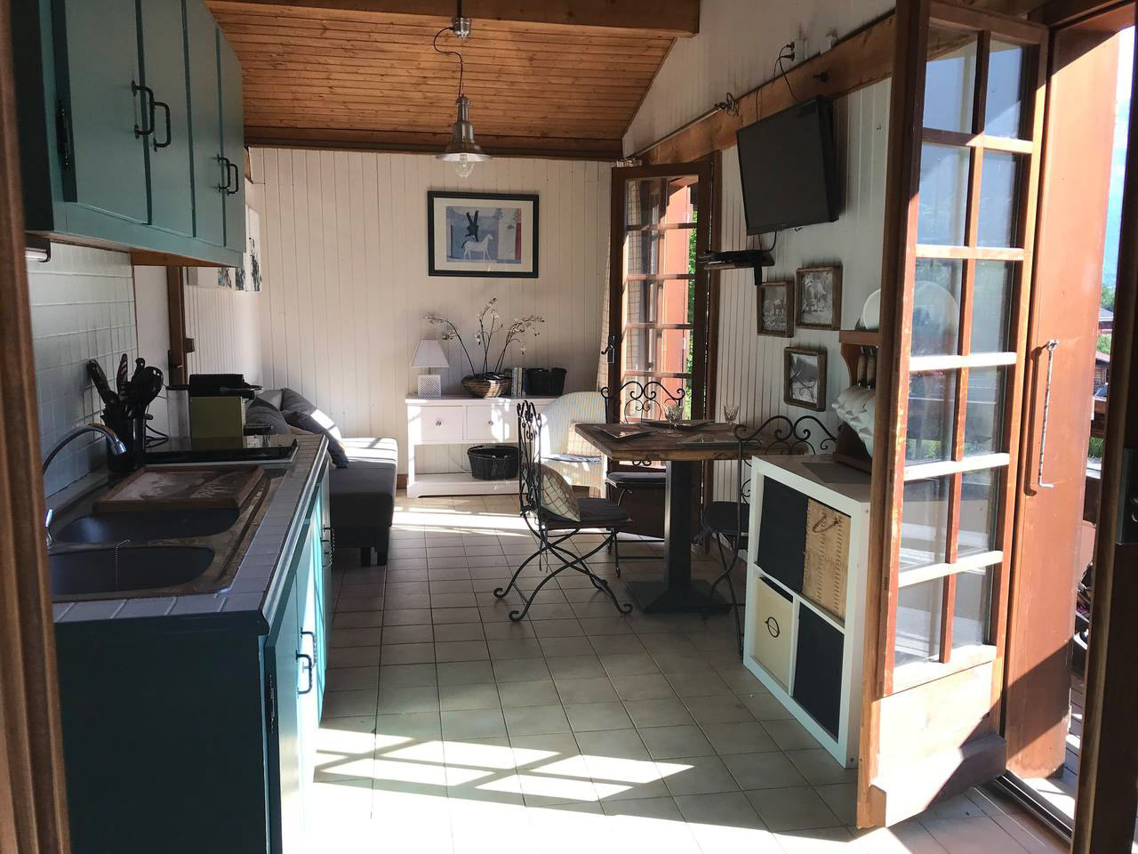 Kitchen / Cuisine - 2 hobs, small fridge, desktop oven, sink / 2 plaques de cuisson, petit réfrigérateur, four de bureau, évier