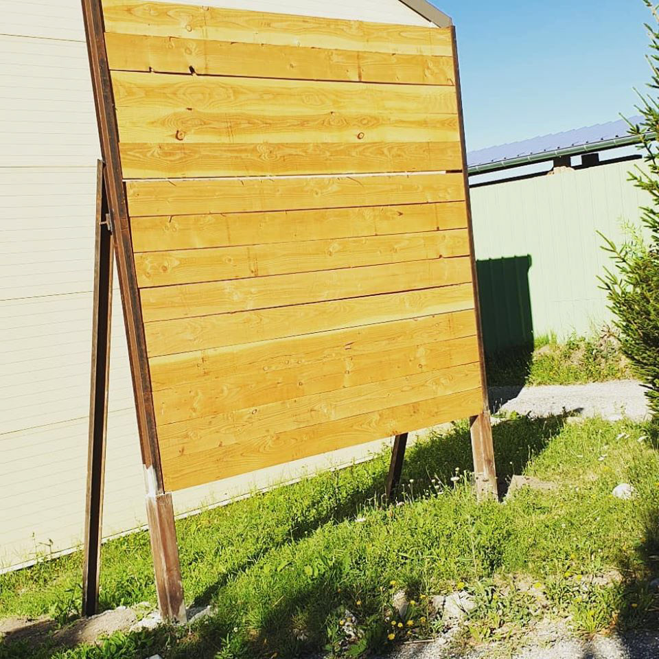 Installation de l'enseigne.