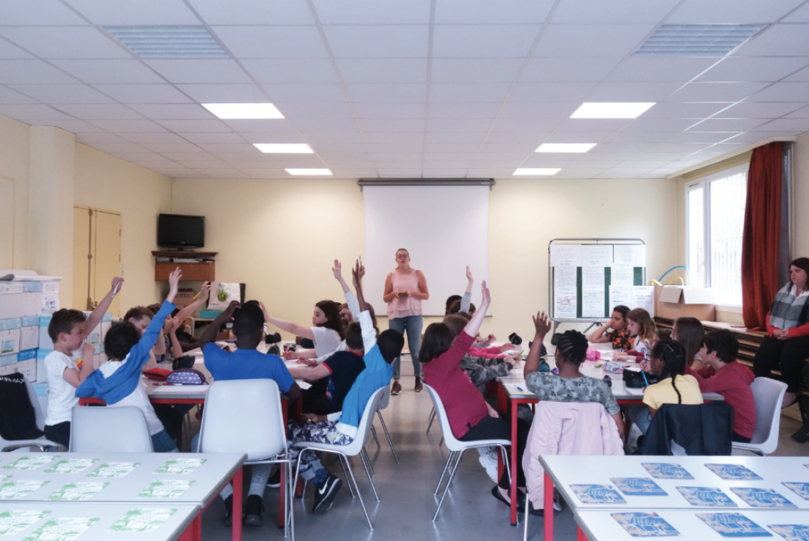 Photographie prise pendant l'intervention en classe : discussion suite à une question.